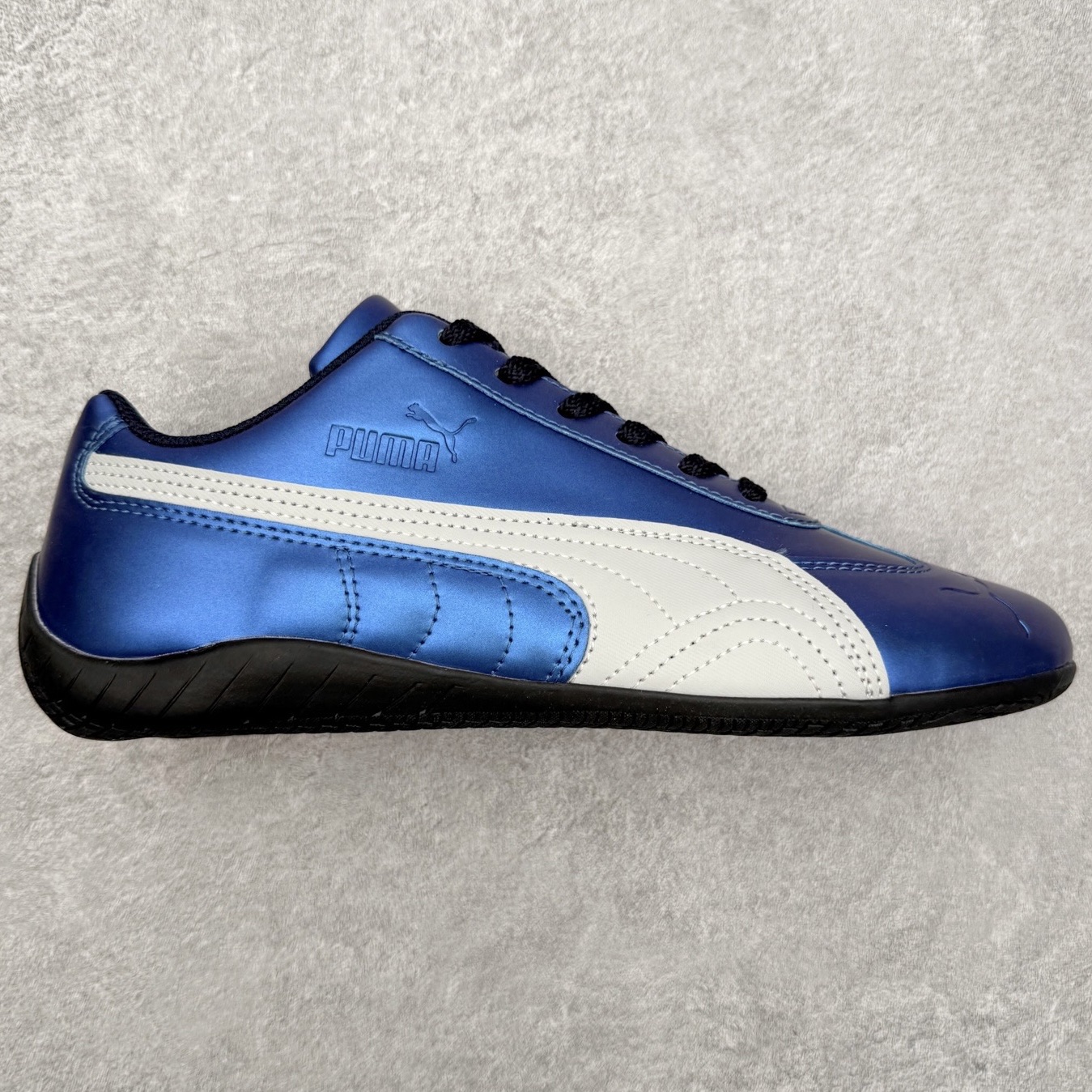 ＃TG特价福利 PUMA Speedca OG 彪马极速赛车系列低帮德训风拼接复古百搭休闲运动赛车鞋 鞋款从80、90年代赛车手所穿的防火赛车鞋为原型，鞋身线条模仿了赛车的流线廓形，体现了空气动力学原理的结构。简约流畅的外观，恰好又和贯穿其中的Formstrip Logo融合恰到好处，视觉上细节丰富且协调。本次Speedcat OG鞋款归来，最大看点自然式保留了窄版鞋型以及薄底构造。这两年各品牌鞋底越做越厚，Speedcat反其道而行之，上脚几乎无鞋底的效果带来耳目一新的视觉体验。鞋面依旧是以质感细腻的麂皮材质打造，并且大面积近乎全包裹的使用，复古味道也愈发浓烈。配色上更是将最原始的黑色和红色带回，向F1赛车队的标志性队服致敬。相信让各位一眼种草的更多是出挑的大红色，上脚即可瞬间点亮整体造型，在以球鞋为核心的OOTD中脱颖而出。而另一款黑色则是低调的万金油，彰显新潮个性的同时又不喧宾夺主，也是热爱简约系穿搭朋友的首选。 尺码：35.5 36 37 37.5 38 38.5 39 40 40.5 41 42 42.5 43 44 44.5 45-选品中心