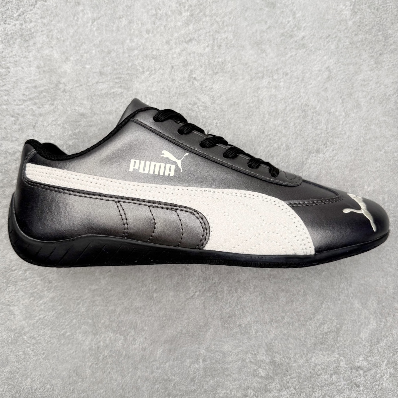 ＃TG特价福利 PUMA Speedca OG 彪马极速赛车系列低帮德训风拼接复古百搭休闲运动赛车鞋 鞋款从80、90年代赛车手所穿的防火赛车鞋为原型，鞋身线条模仿了赛车的流线廓形，体现了空气动力学原理的结构。简约流畅的外观，恰好又和贯穿其中的Formstrip Logo融合恰到好处，视觉上细节丰富且协调。本次Speedcat OG鞋款归来，最大看点自然式保留了窄版鞋型以及薄底构造。这两年各品牌鞋底越做越厚，Speedcat反其道而行之，上脚几乎无鞋底的效果带来耳目一新的视觉体验。鞋面依旧是以质感细腻的麂皮材质打造，并且大面积近乎全包裹的使用，复古味道也愈发浓烈。配色上更是将最原始的黑色和红色带回，向F1赛车队的标志性队服致敬。相信让各位一眼种草的更多是出挑的大红色，上脚即可瞬间点亮整体造型，在以球鞋为核心的OOTD中脱颖而出。而另一款黑色则是低调的万金油，彰显新潮个性的同时又不喧宾夺主，也是热爱简约系穿搭朋友的首选。 尺码：35.5 36 37 37.5 38 38.5 39 40 40.5 41 42 42.5 43 44 44.5 45-选品中心