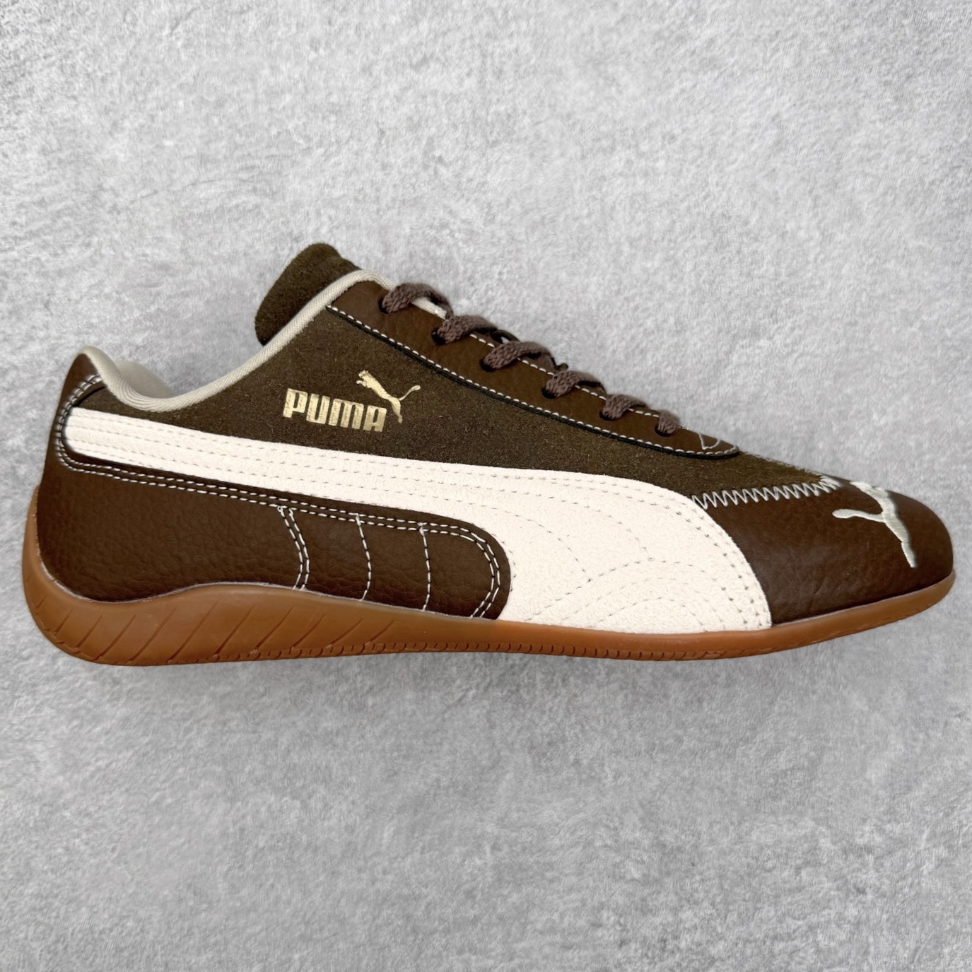 ＃TG特价福利 PUMA Speedca OG 彪马极速赛车系列低帮德训风拼接复古百搭休闲运动赛车鞋 鞋款从80、90年代赛车手所穿的防火赛车鞋为原型，鞋身线条模仿了赛车的流线廓形，体现了空气动力学原理的结构。简约流畅的外观，恰好又和贯穿其中的Formstrip Logo融合恰到好处，视觉上细节丰富且协调。本次Speedcat OG鞋款归来，最大看点自然式保留了窄版鞋型以及薄底构造。这两年各品牌鞋底越做越厚，Speedcat反其道而行之，上脚几乎无鞋底的效果带来耳目一新的视觉体验。鞋面依旧是以质感细腻的麂皮材质打造，并且大面积近乎全包裹的使用，复古味道也愈发浓烈。配色上更是将最原始的黑色和红色带回，向F1赛车队的标志性队服致敬。相信让各位一眼种草的更多是出挑的大红色，上脚即可瞬间点亮整体造型，在以球鞋为核心的OOTD中脱颖而出。而另一款黑色则是低调的万金油，彰显新潮个性的同时又不喧宾夺主，也是热爱简约系穿搭朋友的首选。 尺码：35.5 36 37 37.5 38 38.5 39 40 40.5 41 42 42.5 43 44 44.5 45-选品中心