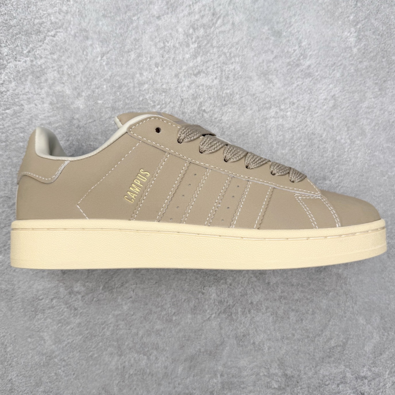 ＃C版纯原 AD Originals Campus 00s 学院系列面包风经典复古低帮百搭休闲运动板鞋 原鞋开发 正确版型 市面唯一全鞋采用原厂头层SD皮料 正确宽版鞋盒 清洁度完美 诠释最高工艺 这次 Originals 选择了以经典复古鞋型 Campus 为蓝本打造全新面包鞋 这款鞋型联名不断 冠希当年对它更是钟爱有加 论牌面丝毫不输贝壳头、Forum 等大热鞋型 这次 Campus 一改 80 年代的瘦长造型 鞋舌、鞋身、鞋底甚至细节都变大了 营造出千禧年前后流行的面包鞋宽大廓形 因此鞋名改为 Campus 00s 鞋身采用绒面皮料搭配白色常规皮革 质感上还是延续了经典 Campus 的设计 鞋舌填充更加饱满 让鞋款整体看起来更加圆润 搭配上这款浅蓝配色 「蓝胖子」造型真的很可爱 鞋舌还加入了与以往 Campus 不同的全新三叶草 Logo 令造型更具千禧气息 鞋带也采用了加宽的设计 如果你不喜欢 这次还附送了传统鞋带可以替换 鞋底采用了米黄做旧设计 凸显鞋款的复古年代感 除了清新可人的浅蓝配色 还有一款酷灰配色 造型更加硬朗复古 而且相比浅蓝配色更加耐脏 尺码：36 36⅔ 37⅓ 38 38⅔ 39⅓ 40 40⅔ 41⅓ 42 42⅔ 43⅓ 44 44 ⅓ 45-选品中心