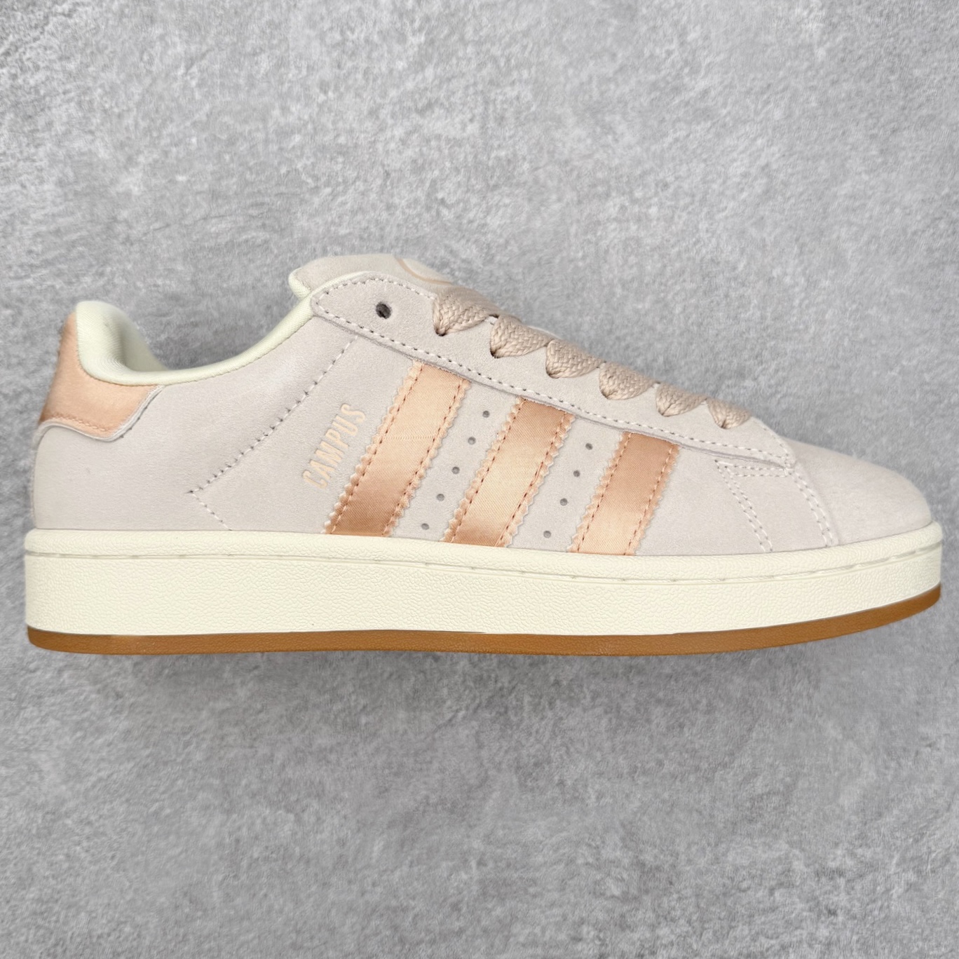 ＃C版纯原 AD Originals Campus 00s 学院系列面包风经典复古低帮百搭休闲运动板鞋 原鞋开发 正确版型 市面唯一全鞋采用原厂头层SD皮料 正确宽版鞋盒 清洁度完美 诠释最高工艺 这次 Originals 选择了以经典复古鞋型 Campus 为蓝本打造全新面包鞋 这款鞋型联名不断 冠希当年对它更是钟爱有加 论牌面丝毫不输贝壳头、Forum 等大热鞋型 这次 Campus 一改 80 年代的瘦长造型 鞋舌、鞋身、鞋底甚至细节都变大了 营造出千禧年前后流行的面包鞋宽大廓形 因此鞋名改为 Campus 00s 鞋身采用绒面皮料搭配白色常规皮革 质感上还是延续了经典 Campus 的设计 鞋舌填充更加饱满 让鞋款整体看起来更加圆润 搭配上这款浅蓝配色 「蓝胖子」造型真的很可爱 鞋舌还加入了与以往 Campus 不同的全新三叶草 Logo 令造型更具千禧气息 鞋带也采用了加宽的设计 如果你不喜欢 这次还附送了传统鞋带可以替换 鞋底采用了米黄做旧设计 凸显鞋款的复古年代感 除了清新可人的浅蓝配色 还有一款酷灰配色 造型更加硬朗复古 而且相比浅蓝配色更加耐脏 尺码：36 36⅔ 37⅓ 38 38⅔ 39⅓ 40 40⅔ 41⅓ 42 42⅔ 43⅓ 44 44 ⅓ 45-选品中心