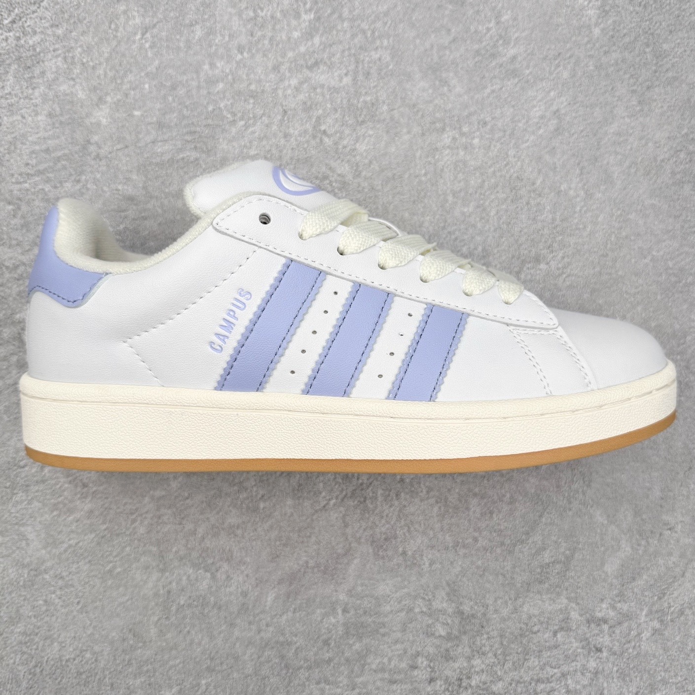 ＃C版纯原 AD Originals Campus 00s 学院系列面包风经典复古低帮百搭休闲运动板鞋 原鞋开发 正确版型 市面唯一全鞋采用原厂头层SD皮料 正确宽版鞋盒 清洁度完美 诠释最高工艺 这次 Originals 选择了以经典复古鞋型 Campus 为蓝本打造全新面包鞋 这款鞋型联名不断 冠希当年对它更是钟爱有加 论牌面丝毫不输贝壳头、Forum 等大热鞋型 这次 Campus 一改 80 年代的瘦长造型 鞋舌、鞋身、鞋底甚至细节都变大了 营造出千禧年前后流行的面包鞋宽大廓形 因此鞋名改为 Campus 00s 鞋身采用绒面皮料搭配白色常规皮革 质感上还是延续了经典 Campus 的设计 鞋舌填充更加饱满 让鞋款整体看起来更加圆润 搭配上这款浅蓝配色 「蓝胖子」造型真的很可爱 鞋舌还加入了与以往 Campus 不同的全新三叶草 Logo 令造型更具千禧气息 鞋带也采用了加宽的设计 如果你不喜欢 这次还附送了传统鞋带可以替换 鞋底采用了米黄做旧设计 凸显鞋款的复古年代感 除了清新可人的浅蓝配色 还有一款酷灰配色 造型更加硬朗复古 而且相比浅蓝配色更加耐脏 尺码：36 36⅔ 37⅓ 38 38⅔ 39⅓ 40 40⅔ 41⅓ 42 42⅔ 43⅓ 44 44 ⅓ 45-选品中心