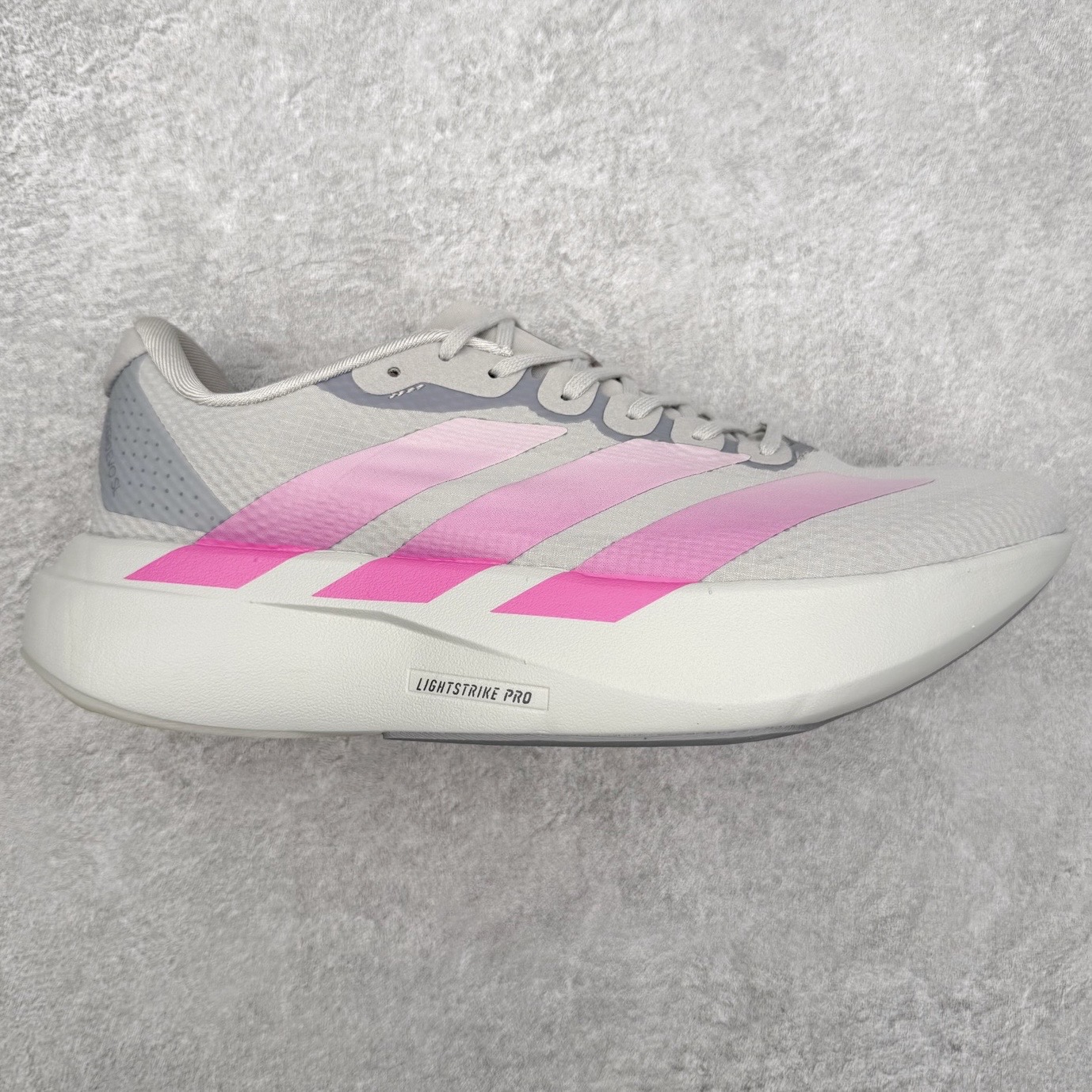 AD Adizero EVO SL 马拉松竞速专业跑鞋 CELERMESH针织网面非常轻薄 纤维间的缝隙很大 可以保证跑步时的透气、排汗效果 鞋舌直接与两侧的内衬和鞋底连接在一起 在跑步过程中不会被鞋舌的左右移动所困扰 在标准鞋带孔的基础上再拓宽一组鞋带孔 适合不同脚型的需求 突破性 EnergyRods 技术，有助于跑者实现更好的成绩 中底独特的LIGHTSTRIKE PRO泡棉材质 微弹感觉在跑步过程中给予了良好的支撑体验 对于顶级精英和高水平进阶跑者来说 ADIOS PRO是一双值得信赖的竞速比赛用鞋 尺码：36 36.5 37.5 38 38.5 39 40 40.5 41 42 42.5 43 44 44.5 45-选品中心