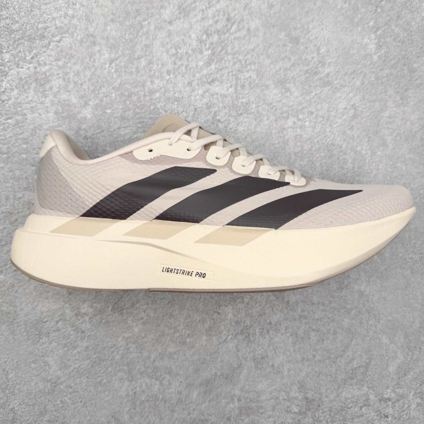 AD Adizero EVO SL 马拉松竞速专业跑鞋 CELERMESH针织网面非常轻薄 纤维间的缝隙很大 可以保证跑步时的透气、排汗效果 鞋舌直接与两侧的内衬和鞋底连接在一起 在跑步过程中不会被鞋舌的左右移动所困扰 在标准鞋带孔的基础上再拓宽一组鞋带孔 适合不同脚型的需求 突破性 EnergyRods 技术，有助于跑者实现更好的成绩 中底独特的LIGHTSTRIKE PRO泡棉材质 微弹感觉在跑步过程中给予了良好的支撑体验 对于顶级精英和高水平进阶跑者来说 ADIOS PRO是一双值得信赖的竞速比赛用鞋 尺码：36 36.5 37.5 38 38.5 39 40 40.5 41 42 42.5 43 44 44.5 45-选品中心