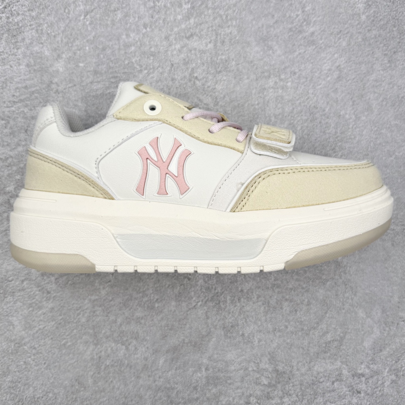 MLB Chunky Liner Basic 复古印花学长鞋系列低帮轻量增高厚底百搭休闲运动慢跑鞋板鞋 Korea韩国联名NY美国榄球纽约洋基队限定 韩国代购专供 全套原楦原纸板原厂数据开发 正确中底拉帮中底网布细节 平台代购专供 左脚内置芯片 韩国代购吊牌标贴 独家一比一RB+MD组合大底 高频后跟小人Logo精准对位立体饱满 正确网布加超迁鞋面 转印中底走线紧密 转印Logo工艺表层防刮不掉色 尺码：35 36 36.5 37.5 38 38.5 39 40 40.5 41 42 42.5 43 44 45-选品中心