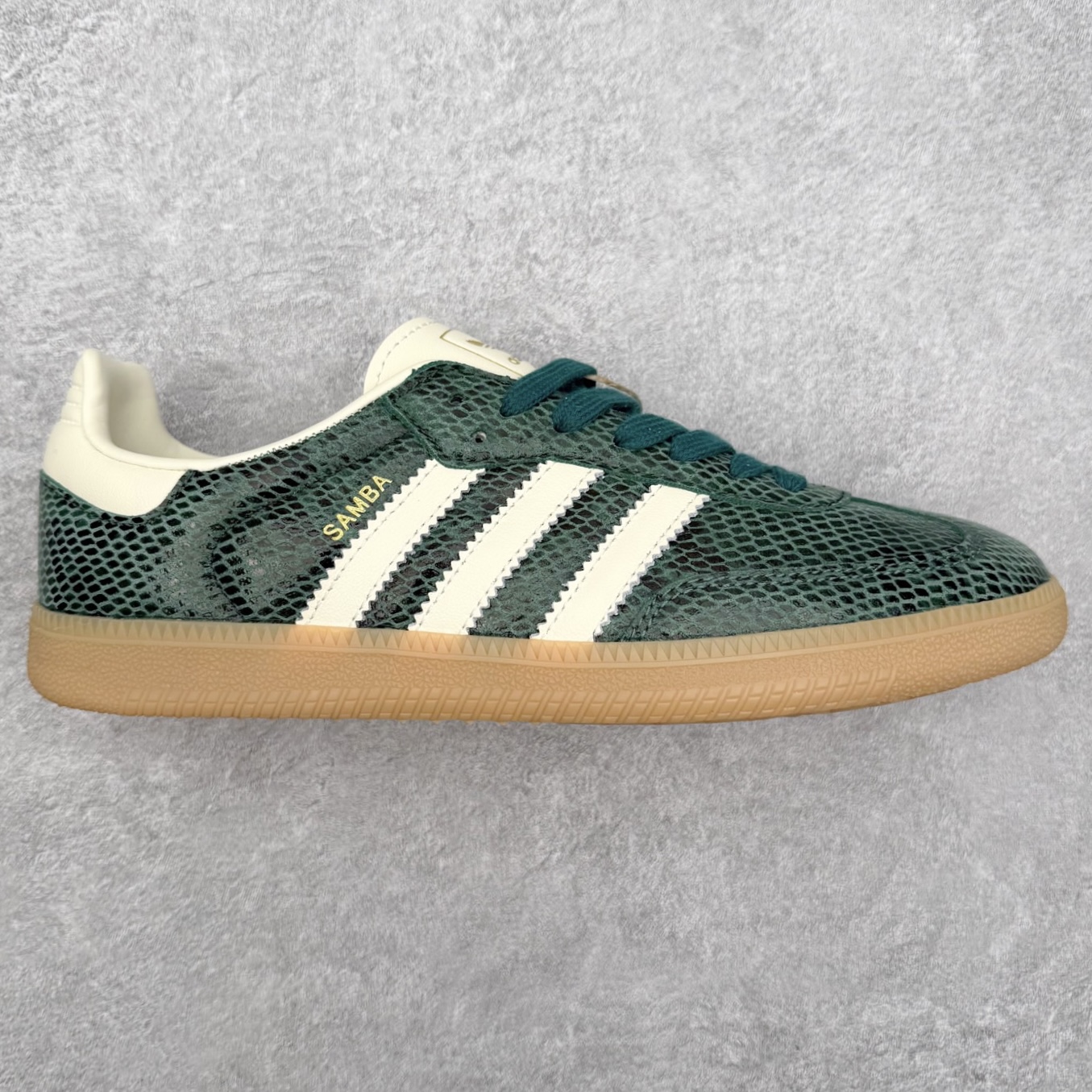 AD Original Samba OG 复古经典轻便板鞋 JR8848 口碑大厂出品 品控大底版型不断改良更新 全套原纸板楦头开发 确保原汁原味 完美呈现桑巴版型 一比一鞋头弧度高度鞋身弧度 此版本只针对中端市场 皮料材质有所更替 其他数据细节工艺流程均保持一致 绝不口嗨 细节品控鞋型随意对比 正确烫金高频细节 原装纳米超迁皮料 独家私模橡胶大底 原盒原配 这款桑巴鞋展示了高质量的工艺 带有装饰的超锁缝制和无缝的手感 柔软、柔软的皮革造型和标志性的3条纹完成了精致的外观 正规合身鞋带 鞋面上有绒面鞋垫 橡胶鞋底 享受正畸套筒软感 自50年代首次亮相以来就一直在赢得粉丝的青睐 尺码：35.5 36 36.5 37.5 38 38.5 39 40 40.5 41 42 42.5 43 44 44.5 45-选品中心