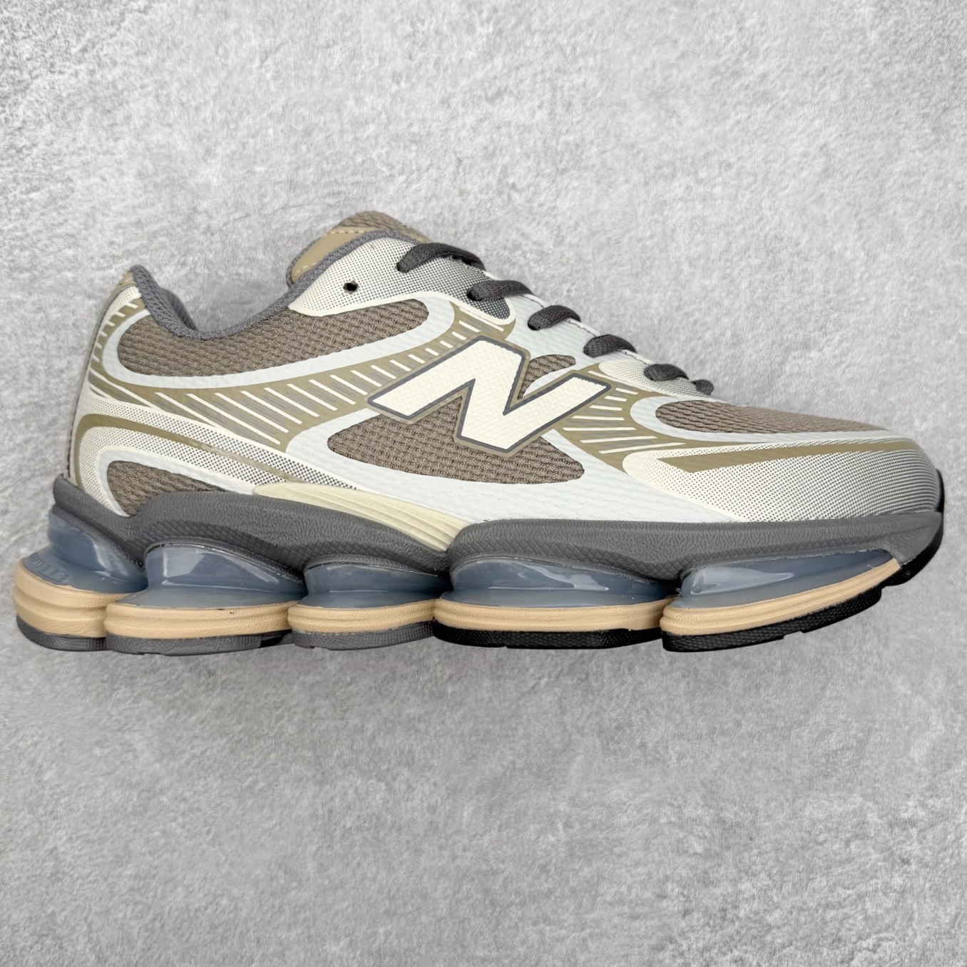 New Balance NB2000 舒适百搭防滑耐磨低帮 休闲跑步鞋 New Balance 在近两年的球鞋市场屡出奇招，在经典鞋型保持进一步增长的同时，推出的每一款新鞋型也都有傲人的战绩。在 327、9060 等鞋型获得成功之后，今天 New Balance 家族又迎来了新鲜血液的注入。这双 New Balance 2000 依然是融合了新旧元素的跑鞋造型，命名为 2000，或许是它的设计理念有着 Y2K 的血统。最大的亮点，在于这双鞋的中底。外侧以五个 ABZORB 单元，带来极具辨识度和冲击力的视觉效果，让这双鞋在外观和脚感方面都颇具吸引力。尺码：36 37 37.5 38 38.5 39 40 40.5 41 42 42.5 43 44 45 46-选品中心