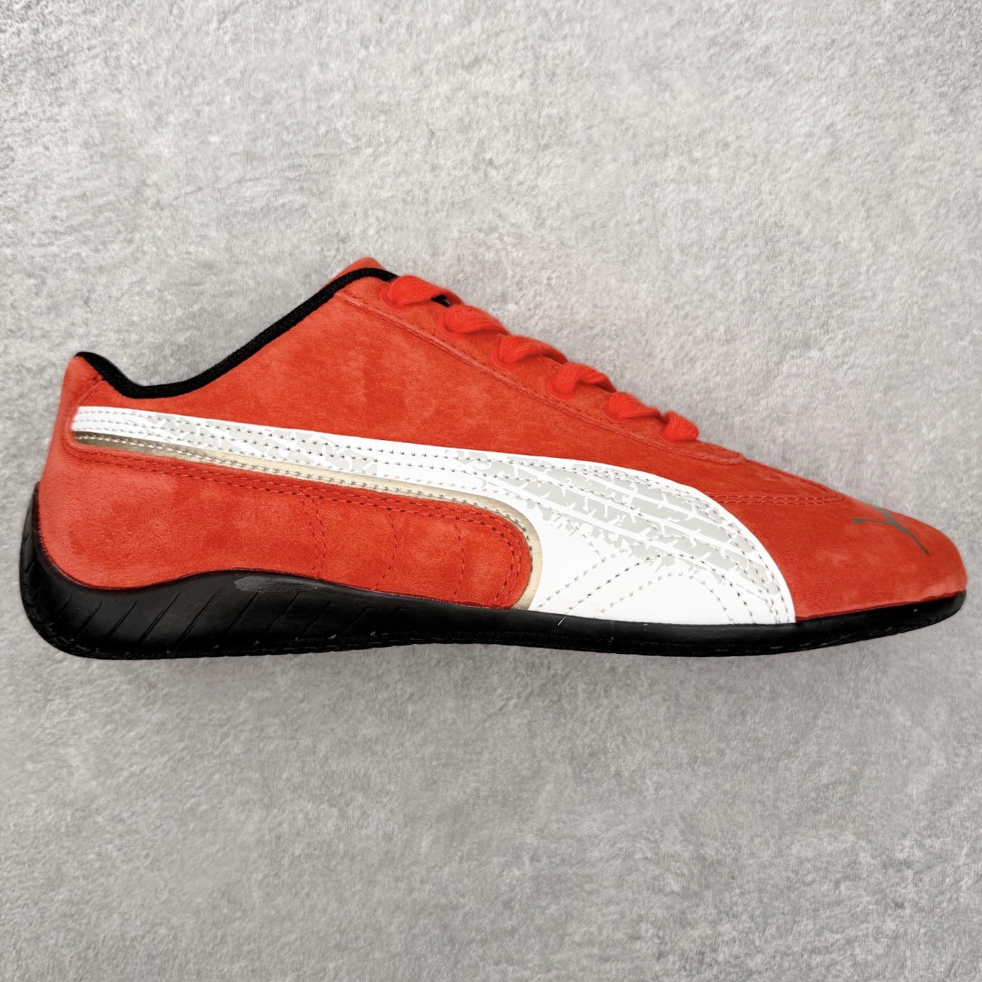 PUMA Speedca OG 彪马极速赛车系列低帮德训风拼接复古百搭休闲运动赛车鞋 鞋款从80、90年代赛车手所穿的防火赛车鞋为原型，鞋身线条模仿了赛车的流线廓形，体现了空气动力学原理的结构。简约流畅的外观，恰好又和贯穿其中的Formstrip Logo融合恰到好处，视觉上细节丰富且协调。本次Speedcat OG鞋款归来，最大看点自然式保留了窄版鞋型以及薄底构造。这两年各品牌鞋底越做越厚，Speedcat反其道而行之，上脚几乎无鞋底的效果带来耳目一新的视觉体验。鞋面依旧是以质感细腻的麂皮材质打造，并且大面积近乎全包裹的使用，复古味道也愈发浓烈。配色上更是将最原始的黑色和红色带回，向F1赛车队的标志性队服致敬。相信让各位一眼种草的更多是出挑的大红色，上脚即可瞬间点亮整体造型，在以球鞋为核心的OOTD中脱颖而出。而另一款黑色则是低调的万金油，彰显新潮个性的同时又不喧宾夺主，也是热爱简约系穿搭朋友的首选。 尺码：35.5 36 37 37.5 38 38.5 39 40 40.5 41 42 42.5 43 44 44.5 45-选品中心