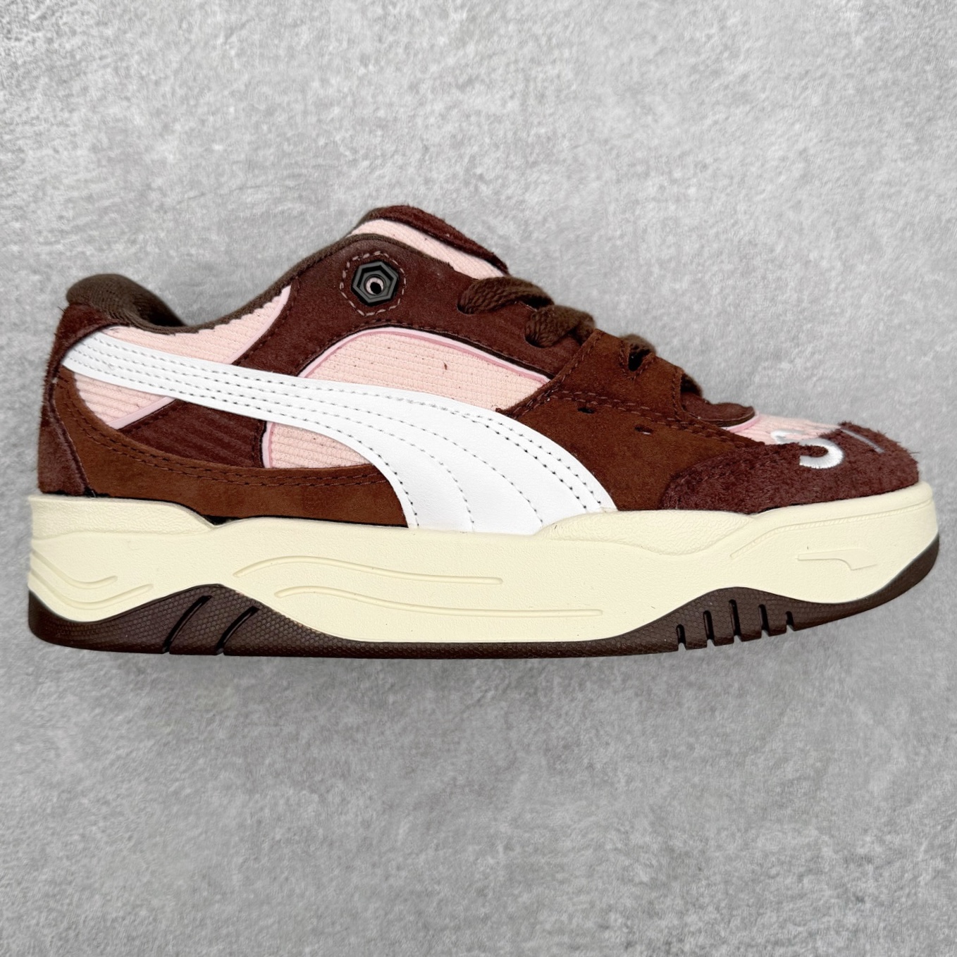 ＃福利特价 PUMA 180 Night Rider 彪马 防滑耐磨低帮休闲板鞋 设计灵感源自90及00一代的滑板运动文化 简约又不失设计巧思的帅气风格让它轻松驾驭日常休闲或滑板场合 运动兼具匠心 细节彰显品质 衬垫边缘以提供支撑和灵活性 强化鞋头以承受持续的磨损 耐磨性强 稳定性高 抓地更牢 不易打滑 货号： 394873 尺码： 35 36 36.5 37.5 38 38.5 39 40 40.5 41 42 42.5 43 44 45-选品中心