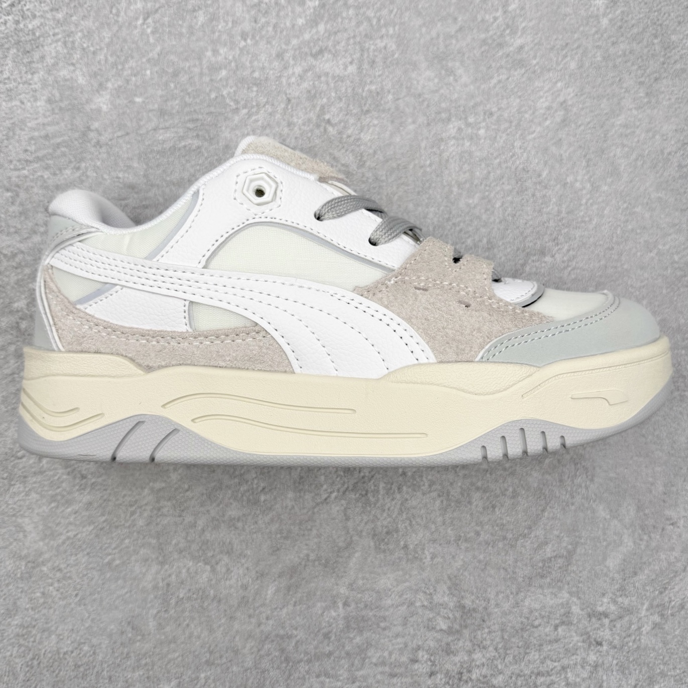 ＃福利特价 PUMA 180 Night Rider 彪马 防滑耐磨低帮休闲板鞋 设计灵感源自90及00一代的滑板运动文化 简约又不失设计巧思的帅气风格让它轻松驾驭日常休闲或滑板场合 运动兼具匠心 细节彰显品质 衬垫边缘以提供支撑和灵活性 强化鞋头以承受持续的磨损 耐磨性强 稳定性高 抓地更牢 不易打滑 货号： 394873 尺码： 35 36 36.5 37.5 38 38.5 39 40 40.5 41 42 42.5 43 44 45-选品中心