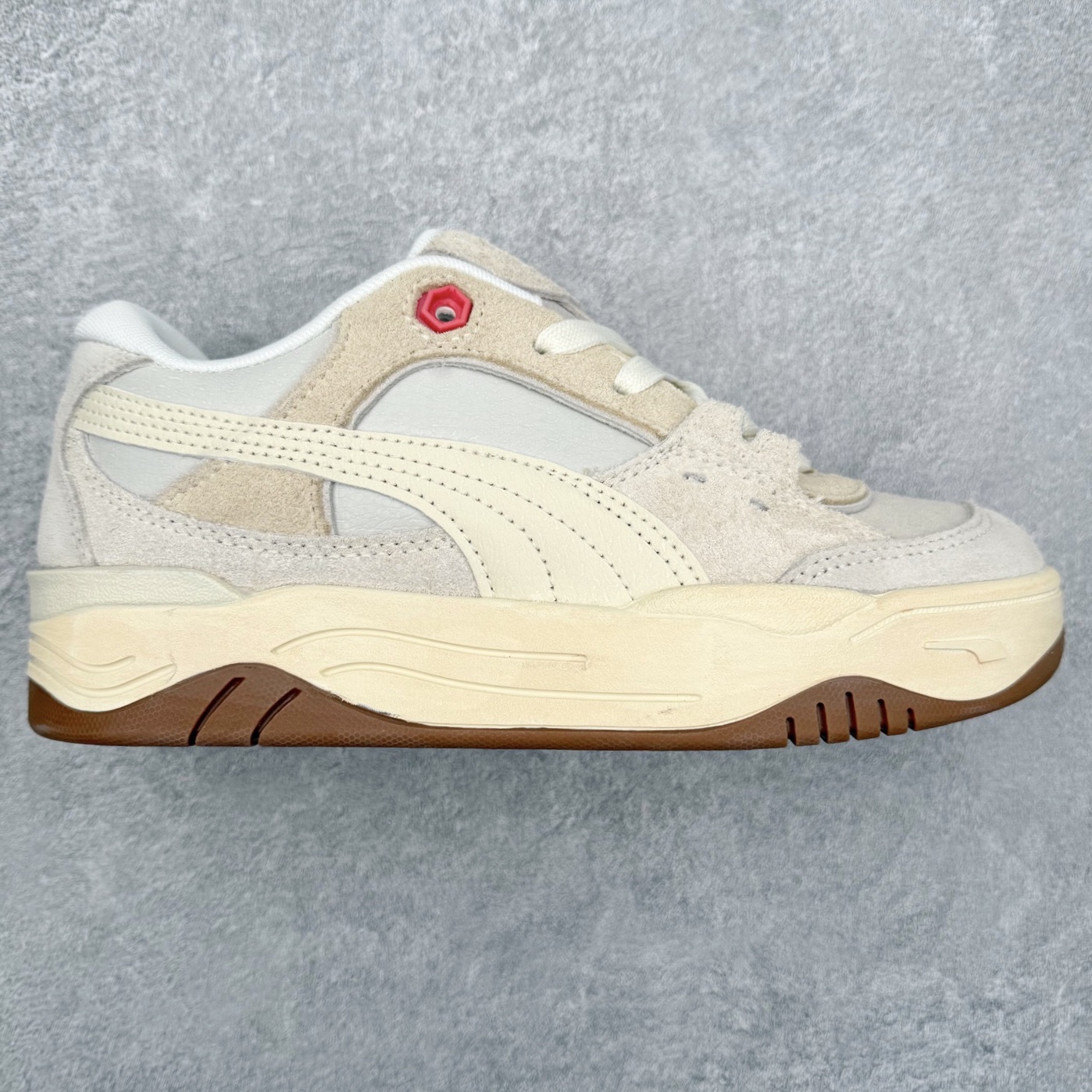 ＃福利特价 PUMA 180 Night Rider 彪马 防滑耐磨低帮休闲板鞋 设计灵感源自90及00一代的滑板运动文化 简约又不失设计巧思的帅气风格让它轻松驾驭日常休闲或滑板场合 运动兼具匠心 细节彰显品质 衬垫边缘以提供支撑和灵活性 强化鞋头以承受持续的磨损 耐磨性强 稳定性高 抓地更牢 不易打滑 货号： 394873 尺码： 35 36 36.5 37.5 38 38.5 39 40 40.5 41 42 42.5 43 44 45-选品中心