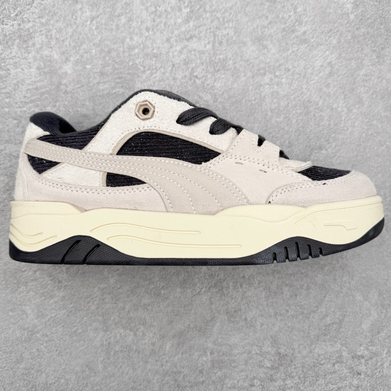 ＃福利特价 PUMA 180 Night Rider 彪马 防滑耐磨低帮休闲板鞋 设计灵感源自90及00一代的滑板运动文化 简约又不失设计巧思的帅气风格让它轻松驾驭日常休闲或滑板场合 运动兼具匠心 细节彰显品质 衬垫边缘以提供支撑和灵活性 强化鞋头以承受持续的磨损 耐磨性强 稳定性高 抓地更牢 不易打滑 货号： 394873 尺码： 35 36 36.5 37.5 38 38.5 39 40 40.5 41 42 42.5 43 44 45-选品中心