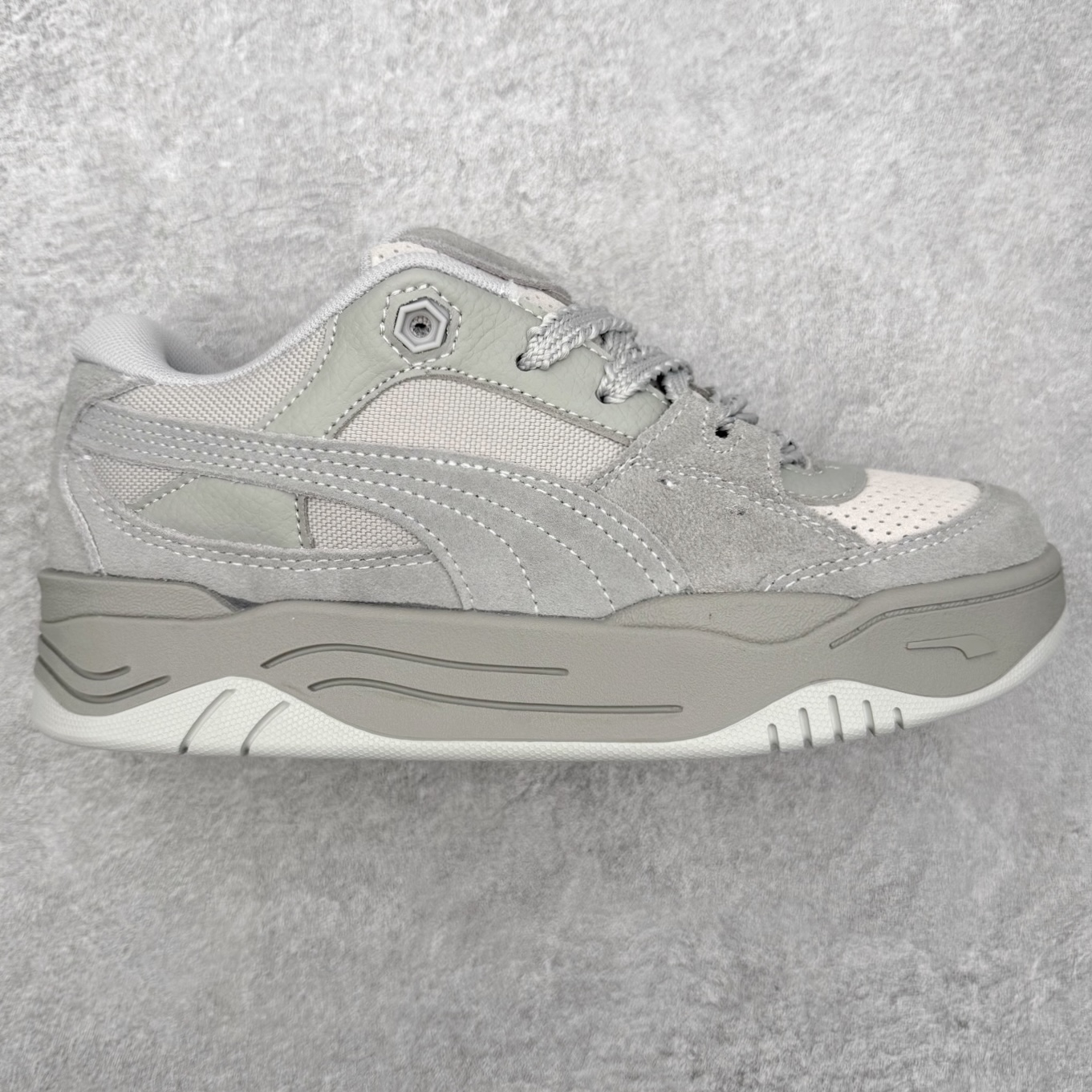 ＃福利特价 PUMA 180 Night Rider 彪马 防滑耐磨低帮休闲板鞋 设计灵感源自90及00一代的滑板运动文化 简约又不失设计巧思的帅气风格让它轻松驾驭日常休闲或滑板场合 运动兼具匠心 细节彰显品质 衬垫边缘以提供支撑和灵活性 强化鞋头以承受持续的磨损 耐磨性强 稳定性高 抓地更牢 不易打滑 货号： 394873 尺码： 35 36 36.5 37.5 38 38.5 39 40 40.5 41 42 42.5 43 44 45-选品中心