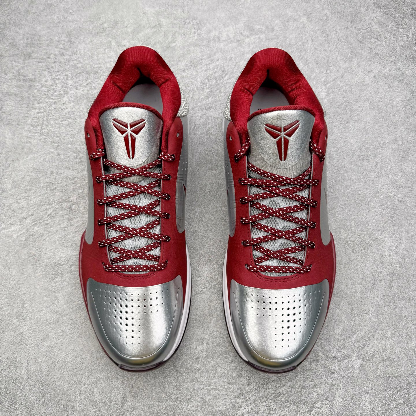 图片[2]-＃S2纯原 NK Zoom Kobe ZK5 科比5代 高中母校 银红 IM0557-001 Zoom Turbo气垫➕后掌EVA缓震 实战配置直接拉满 原楦纸板开发 鞋身流线型、后跟塑形 区分土肥圆 原档数据3D打印 鞋面细节匹配原版 全身鞋材卡料色独家定制 唯一正确喷漆SWOOSH NK专利Flyknit飞线科技，给予鞋身足够抗扭矩力 真实底模最大48.5 实战利器 专供海外市场 尺码：40 40.5 41 42 42.5 43 44 44.5 45 46 47.5 48.5 （脚宽、脚胖 建议买大半码）-选品中心