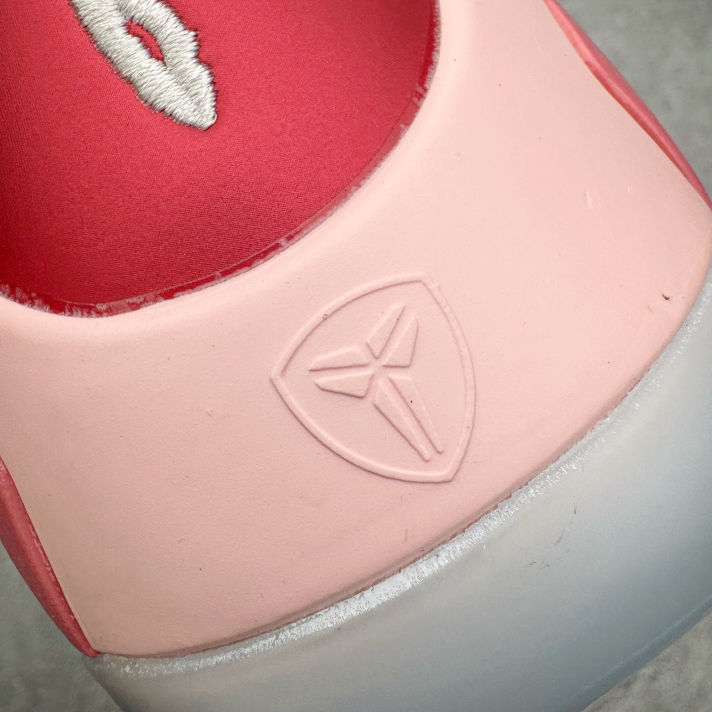 图片[16]-＃灭世/Max Nike Kobe 9 Low EM Think Pink PE 科比九代舒适减震防滑低帮篮球鞋 粉色 HQ4995-600 ✅原楦打造灵动版型 鞋头➕腰身➕后跟 360°无死角 ✅原厂工艺3层立体编织flyknit鞋面 厚度同步ZP吊打市场“纯原” ✅原厂碳板加持 立体感区分市场货品 ✅区分市场货品🌪过验级拉帮细节 ✅内置全新复刻版中底鞋垫 REACT缓震 密度增加抗衰减 ✅针对海外市场增加 47.5 满足精英选手实战需求 最强科9 灭世制造 用实力让情怀落地 👊🏻 尺码：39 40 40.5 41 42 42.5 43 44 44.5 45 46 47.5-选品中心