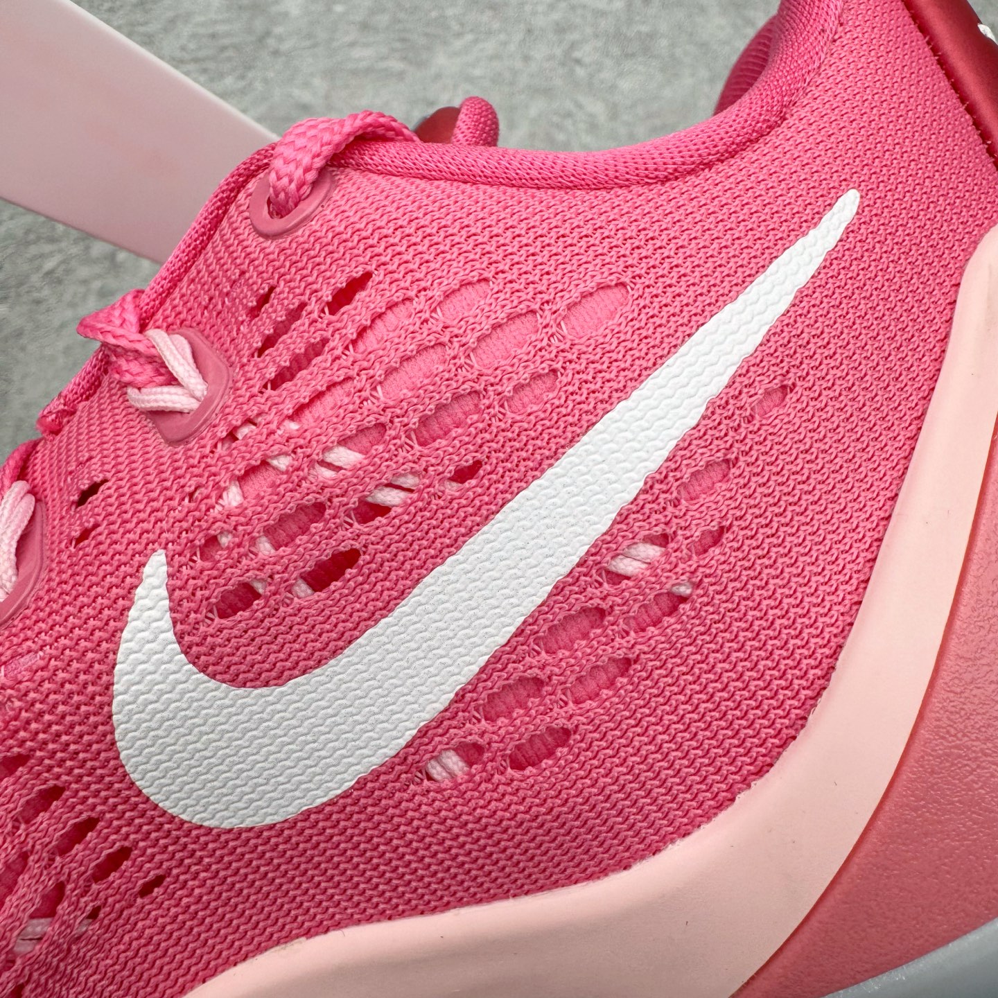 图片[13]-＃灭世/Max Nike Kobe 9 Low EM Think Pink PE 科比九代舒适减震防滑低帮篮球鞋 粉色 HQ4995-600 ✅原楦打造灵动版型 鞋头➕腰身➕后跟 360°无死角 ✅原厂工艺3层立体编织flyknit鞋面 厚度同步ZP吊打市场“纯原” ✅原厂碳板加持 立体感区分市场货品 ✅区分市场货品🌪过验级拉帮细节 ✅内置全新复刻版中底鞋垫 REACT缓震 密度增加抗衰减 ✅针对海外市场增加 47.5 满足精英选手实战需求 最强科9 灭世制造 用实力让情怀落地 👊🏻 尺码：39 40 40.5 41 42 42.5 43 44 44.5 45 46 47.5-选品中心