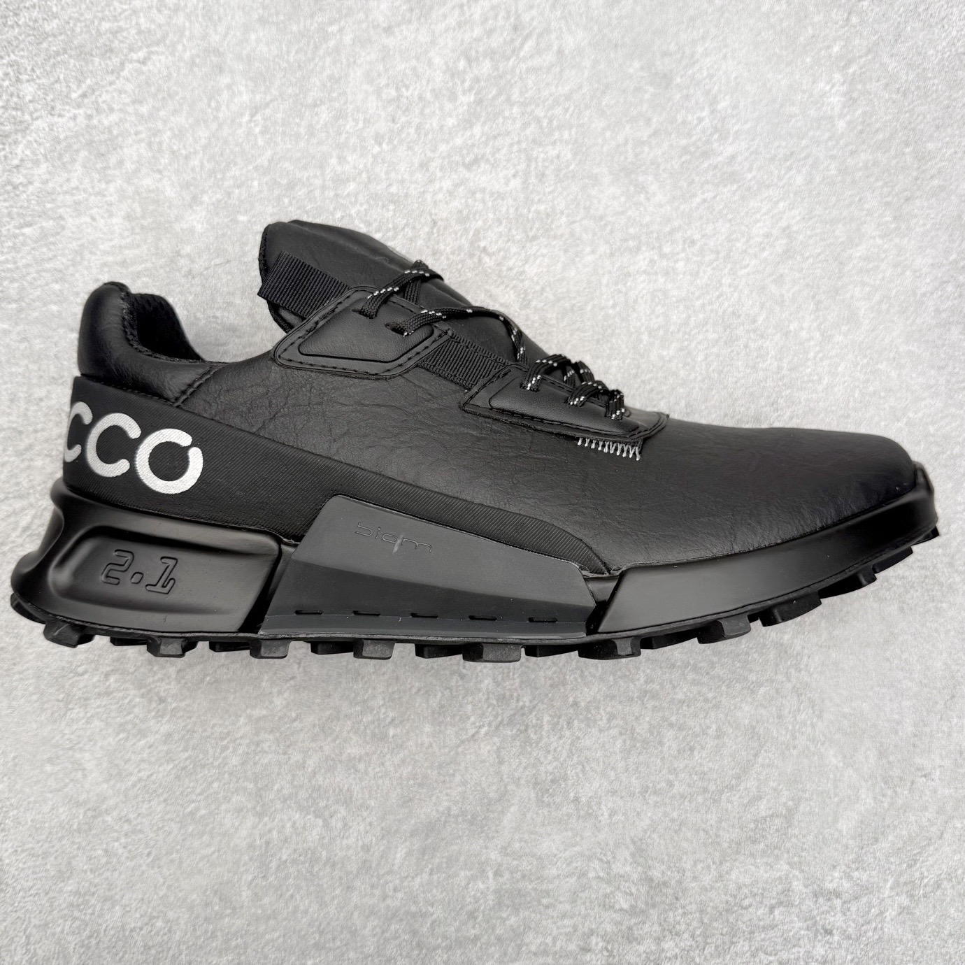 ECCO爱步男款跑步鞋 防滑缓震透气运动鞋健步BIOM2.1越野系列 品质牛皮革鞋面，轻盈柔韧 具有良好的透气性 PHORENE中底 提供出色的能量回弹，即使在低温环境下依然保持弹力和柔软度 BIOM自然律动科技，符合人体工学鞋楦 贴近足部天然形态 橡胶大底，抓地力强，具有良好的耐磨性 创新鞋钉，提供抓地力多方位牵引力与稳定性能 尺码：39 40 41 42 43 44 （正常码）-选品中心