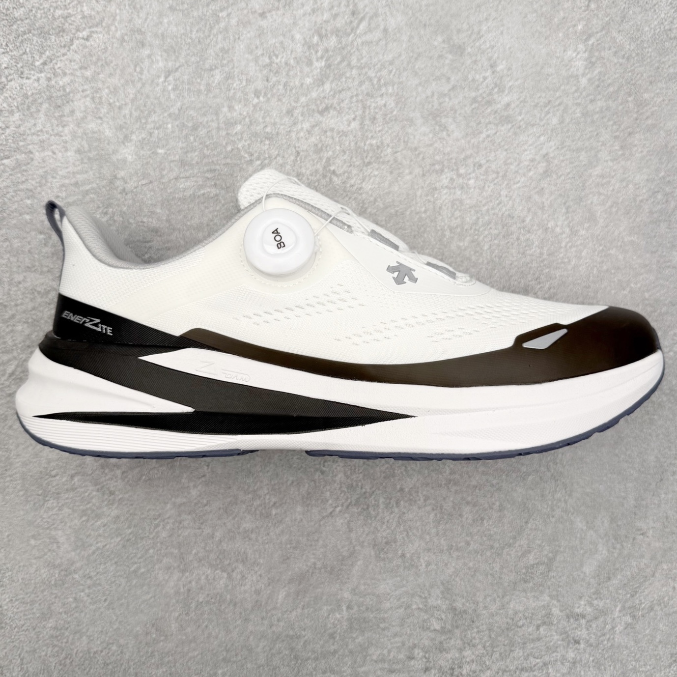 迪桑特DESCENTE LAVITATE WIRE 3.0 舒适 低帮跑步鞋 DESCENTE（迪桑特）创立于1935年，品牌名取自法语词汇，意为“滑降”。品牌箭头标识代表滑雪的三种技术“高速直线滑行”、“穿越”和“侧滑”，也寓意品牌在打造高端专业运动产品中不断追求完美的创新精神，致力于成为中国高端专业滑雪、综训、女子、铁人三项、高尔夫的第一品牌。尺码：36 37 38 39 40 41 42 43 44 45-选品中心