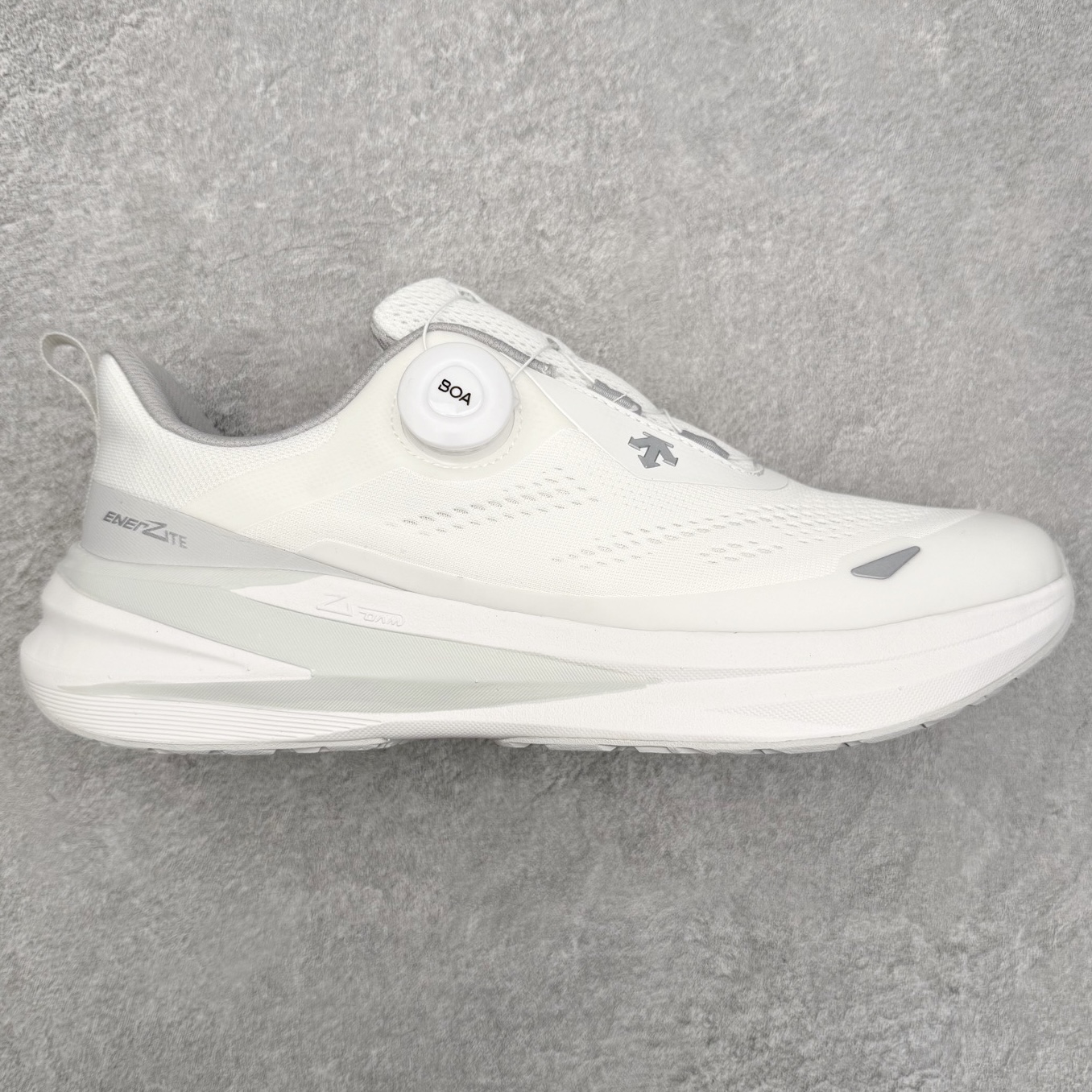 迪桑特DESCENTE LAVITATE WIRE 3.0 舒适 低帮跑步鞋 DESCENTE（迪桑特）创立于1935年，品牌名取自法语词汇，意为“滑降”。品牌箭头标识代表滑雪的三种技术“高速直线滑行”、“穿越”和“侧滑”，也寓意品牌在打造高端专业运动产品中不断追求完美的创新精神，致力于成为中国高端专业滑雪、综训、女子、铁人三项、高尔夫的第一品牌。尺码：36 37 38 39 40 41 42 43 44 45-选品中心