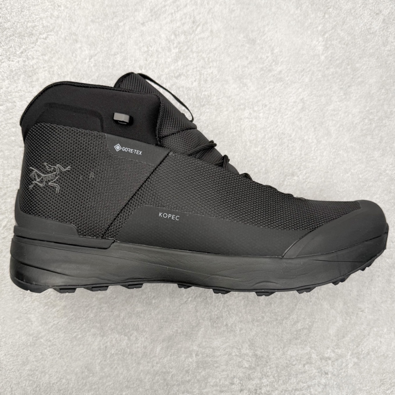 ＃HP Arcteryx Kopec Mid GTX 始祖鸟户外防水透气中帮徒步登山鞋 Arcteryx中文名始祖鸟，加拿大户外服饰品牌，1989年创立于加拿大温哥华。始祖鸟来自加拿大海岸山脉，植根高山的专业户外品牌，始终秉承对精湛设计和工艺孜孜以求的准则。从1989年创立至今，Arcteryx始终不断在产品设计与做工上不惜工本，以满足始祖鸟的标准。品质、设计以及精简的理念造就了其良好的性能，并能满足严苛环境下的使用需求。尺码：39 40 41 42 43 44 45-选品中心