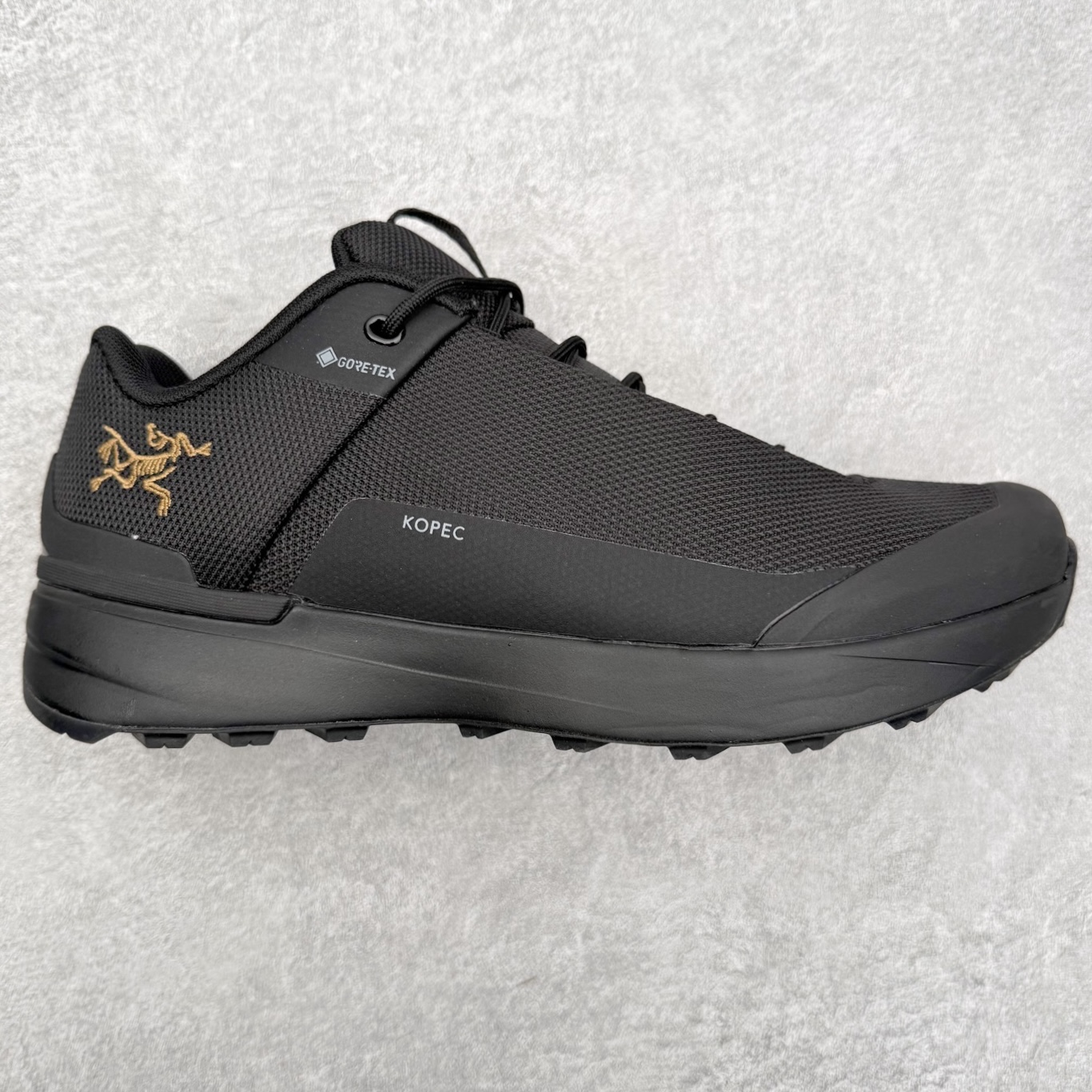 ＃HP Arcteryx Kopec GTX 始祖鸟户外防水透气低帮徒步登山鞋 Arcteryx中文名始祖鸟，加拿大户外服饰品牌，1989年创立于加拿大温哥华。始祖鸟来自加拿大海岸山脉，植根高山的专业户外品牌，始终秉承对精湛设计和工艺孜孜以求的准则。从1989年创立至今，Arcteryx始终不断在产品设计与做工上不惜工本，以满足始祖鸟的标准。品质、设计以及精简的理念造就了其良好的性能，并能满足严苛环境下的使用需求。尺码：39 40 41 42 43 44 45-选品中心