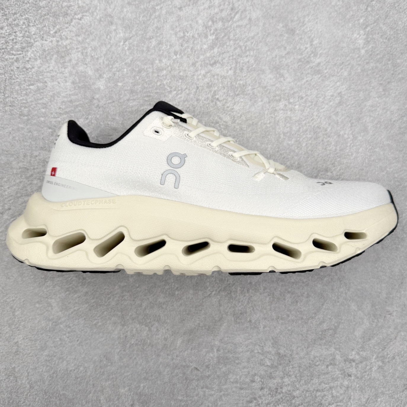 On昂跑 Cloudtilt 圆头系带减震耐磨低帮生活休闲鞋 此运动品牌 开创于2010年 缓震着陆、强效回弹、轻柔质感的设计构思始终是ON研制关键 与此同时基于“为全球提供革新性的跑步感受”信念 陆续推出了多款跑鞋及其以专业运动人体跑步工程学为设计关键的功能性跑步服饰设备 让跑者不费力气地畅快畅跑 尺码：36 36.5 37.5 38 38.5 39 40 40.5 41 42 42.5 43 44 44.5 45-选品中心