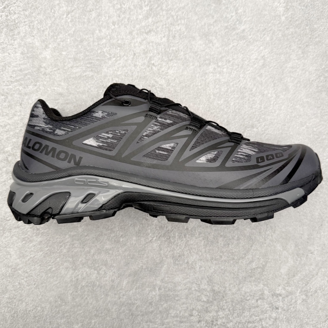 Salomon XT-6 萨洛蒙复古潮流户外机能登山跑鞋 纯原外贸平台特供订单 耗时半年巨作 全套原纸板楦头开发 原厂特供网布配套加持 确保原汁原味 完美呈现版型 原档数据独家私模五层组合大底 男女鞋同步官方开发至46.5 原装Ortholite轻量化鞋垫 中底布带钢印编号 原厂TPU锁扣 进口港宝加持 后跟自然饱满 还原公司包裹性 鞋面以“锯齿”状的包裹系统呈现 在基色底之下加入了各种色点缀 将公司的最新技术和时尚前卫的造型融入耐用的长跑款式中 鞋面由 TPU 薄膜制成 并焊接在高耐磨网眼上 使其既时尚又坚固 由 ACS底盘支撑 可增强稳定性和支撑力 以及由橡胶凸耳 Contragrip外底覆盖的 EVA 缓冲中底 旨在应对崎岖的地形 鞋舌上的彩色Salomon 标签、Quicklace 系统以及鞋头、鞋舌和鞋跟上的附加品牌使细节更加完美 让穿着者可以轻松驾驭户外与通勤下的任何运动生活场景 无缝鞋身户外随意纵横 颜值与脚感兼备 出街通勤 绝对非常吸睛 你值得拥有 尺码：36 36.5 37.5 38 38.5 39 40 40.5 41 42 42.5 43 44 44.5 45 注意：偏小1码-选品中心