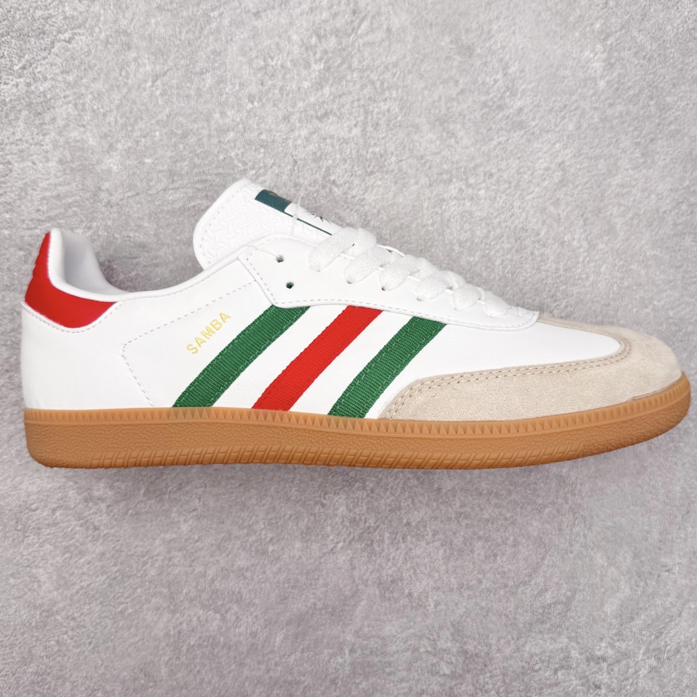 AD Original Samba OG 复古经典轻便板鞋 HQ4951 口碑大厂出品 品控大底版型不断改良更新 全套原纸板楦头开发 确保原汁原味 完美呈现桑巴版型 一比一鞋头弧度高度鞋身弧度 此版本只针对中端市场 皮料材质有所更替 其他数据细节工艺流程均保持一致 绝不口嗨 细节品控鞋型随意对比 正确烫金高频细节 原装纳米超迁皮料 独家私模橡胶大底 原盒原配 这款桑巴鞋展示了高质量的工艺 带有装饰的超锁缝制和无缝的手感 柔软、柔软的皮革造型和标志性的3条纹完成了精致的外观 正规合身鞋带 鞋面上有绒面鞋垫 橡胶鞋底 享受正畸套筒软感 自50年代首次亮相以来就一直在赢得粉丝的青睐 尺码：35.5 36 36.5 37.5 38 38.5 39 40 40.5 41 42 42.5 43 44 44.5 45-选品中心