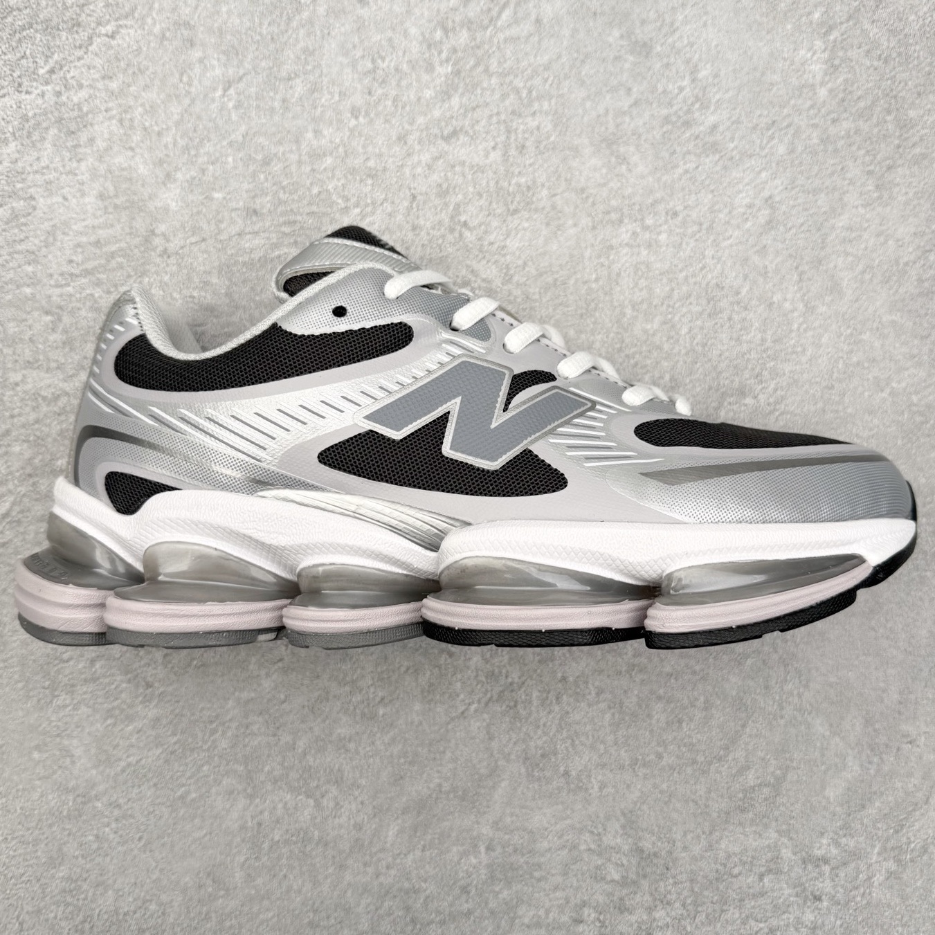 New Balance NB2000 舒适百搭防滑耐磨低帮 休闲跑步鞋 New Balance 在近两年的球鞋市场屡出奇招，在经典鞋型保持进一步增长的同时，推出的每一款新鞋型也都有傲人的战绩。在 327、9060 等鞋型获得成功之后，今天 New Balance 家族又迎来了新鲜血液的注入。这双 New Balance 2000 依然是融合了新旧元素的跑鞋造型，命名为 2000，或许是它的设计理念有着 Y2K 的血统。最大的亮点，在于这双鞋的中底。外侧以五个 ABZORB 单元，带来极具辨识度和冲击力的视觉效果，让这双鞋在外观和脚感方面都颇具吸引力。尺码：36 37 37.5 38 38.5 39 40 40.5 41 42 42.5 43 44 45 46-选品中心