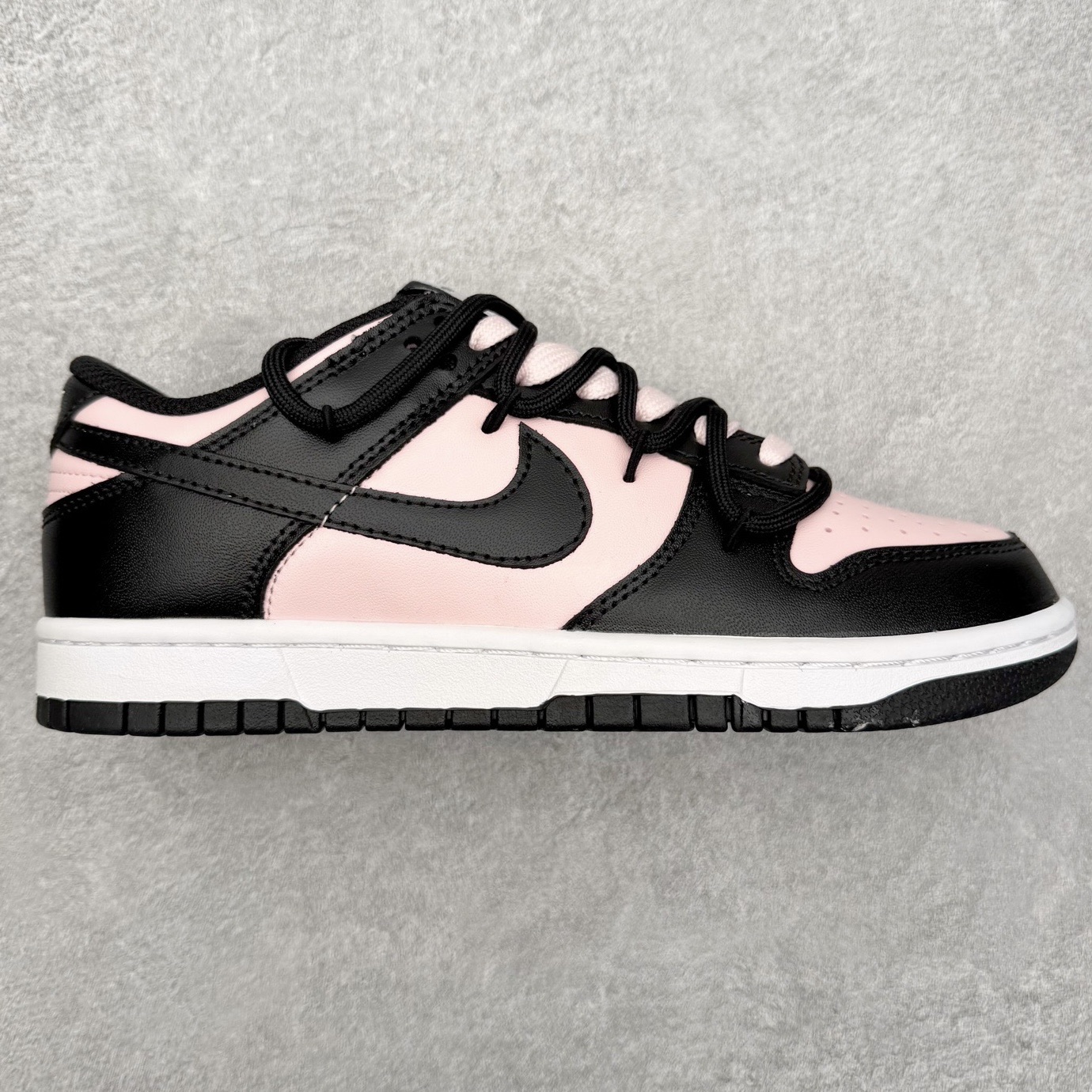 NK Dunk Low DD1391-100 定制系列天花板 无原鞋不开发 全系列得物原鞋一比一校对开发 配色持续更新中 终端对接 优势输出 全套原厂楦头原纸板数据档案倾力打造 原汁原味莞产 极致还原 圈内最强针车工艺 高端零售指定版 广东原厂配套原盒原标 鞋盒分三个尺码段 原厂冲刀 超高清洁度 全鞋零毛边皮料切割 采用原厂百宏鞋带以及原厂百宏织唛舌标 内标可供原厂几率过验 进口原装条纹中底布 四线拉帮白色点胶 原厂拉帮手法遵循公司 原厂电绣 极致还原 尺码：36 36.5 37.5 38 38.5 39 40 40.5 41 42 42.5 43 44 44.5 45 46-选品中心