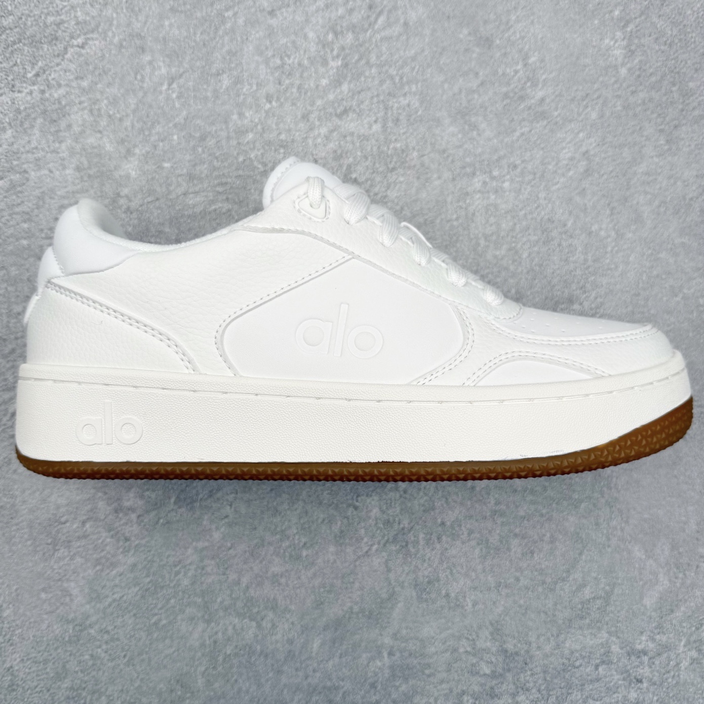 ＃福利特价 Alo yoga 易梦玲 Jisoo智秀 等多位明星同款上脚 主打各大平台外贸主推大厂采购原材料多处细节一步到位 生产细节 没得说 一款随意搭配的都好看的鞋子aIo采用增高4cm 主打熊猫色 春夏秋冬四季款 舒适简约板鞋 TPU防滑耐磨鞋底 #alo #alo女孩 #AIo #健身穿搭 #鞋子推荐 #板鞋 尺码：35 36 37 38 39 40 41 42 43 44 45-选品中心