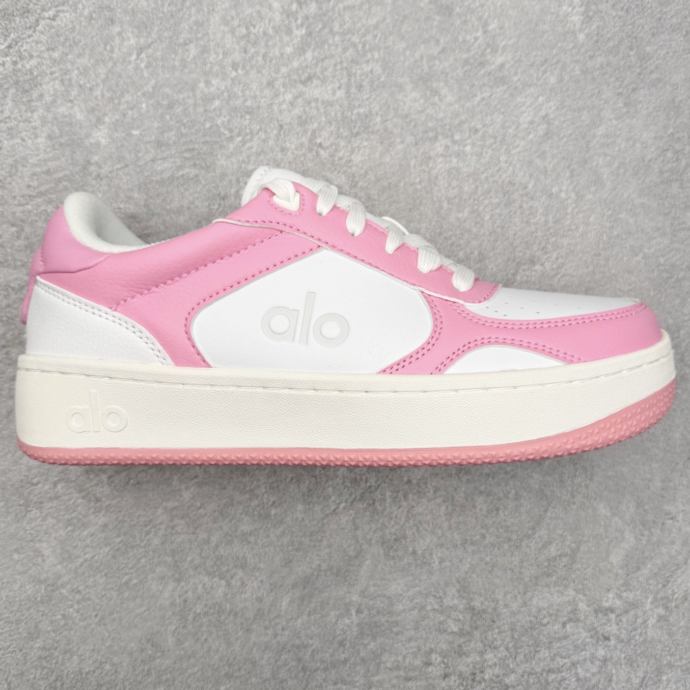 ＃福利特价 Alo yoga 易梦玲 Jisoo智秀 等多位明星同款上脚 主打各大平台外贸主推大厂采购原材料多处细节一步到位 生产细节 没得说 一款随意搭配的都好看的鞋子aIo采用增高4cm 主打熊猫色 春夏秋冬四季款 舒适简约板鞋 TPU防滑耐磨鞋底 #alo #alo女孩 #AIo #健身穿搭 #鞋子推荐 #板鞋 尺码：35 36 37 38 39 40 41 42 43 44 45-选品中心