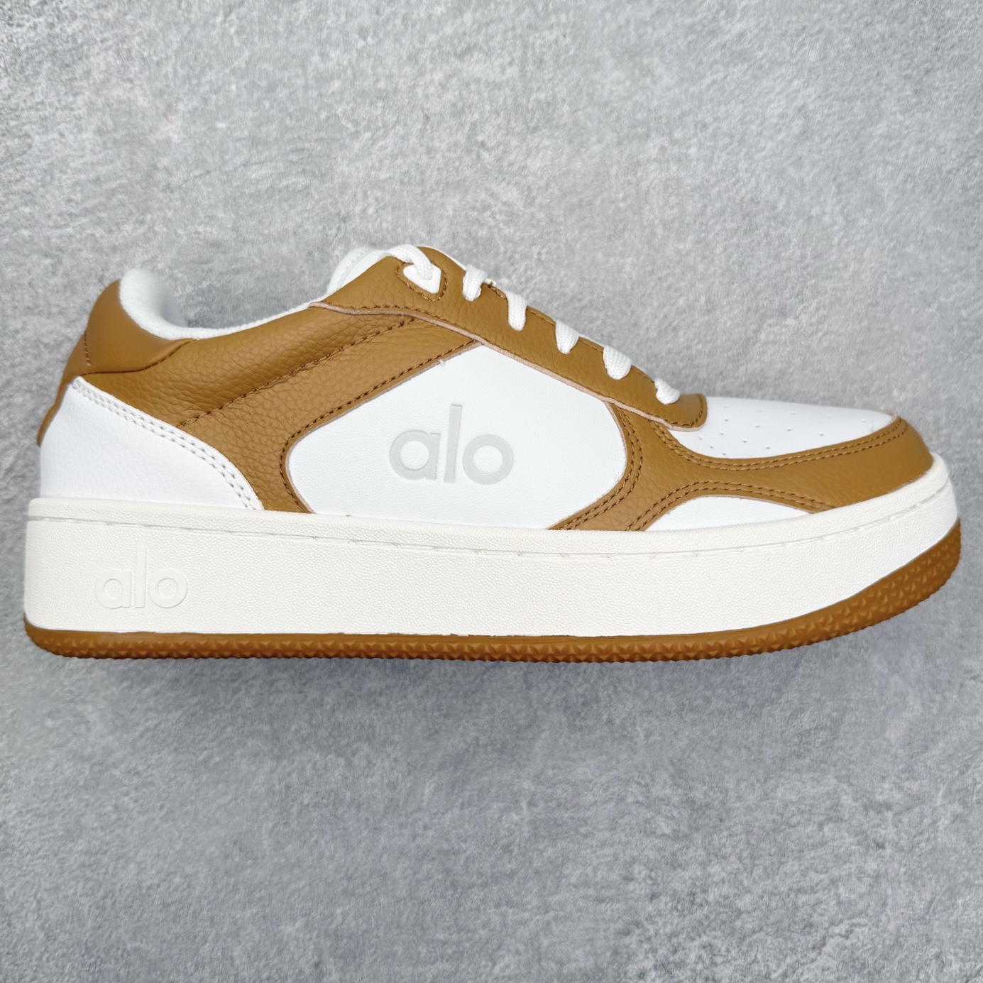 ＃福利特价 Alo yoga 易梦玲 Jisoo智秀 等多位明星同款上脚 主打各大平台外贸主推大厂采购原材料多处细节一步到位 生产细节 没得说 一款随意搭配的都好看的鞋子aIo采用增高4cm 主打熊猫色 春夏秋冬四季款 舒适简约板鞋 TPU防滑耐磨鞋底 #alo #alo女孩 #AIo #健身穿搭 #鞋子推荐 #板鞋 尺码：35 36 37 38 39 40 41 42 43 44 45-选品中心