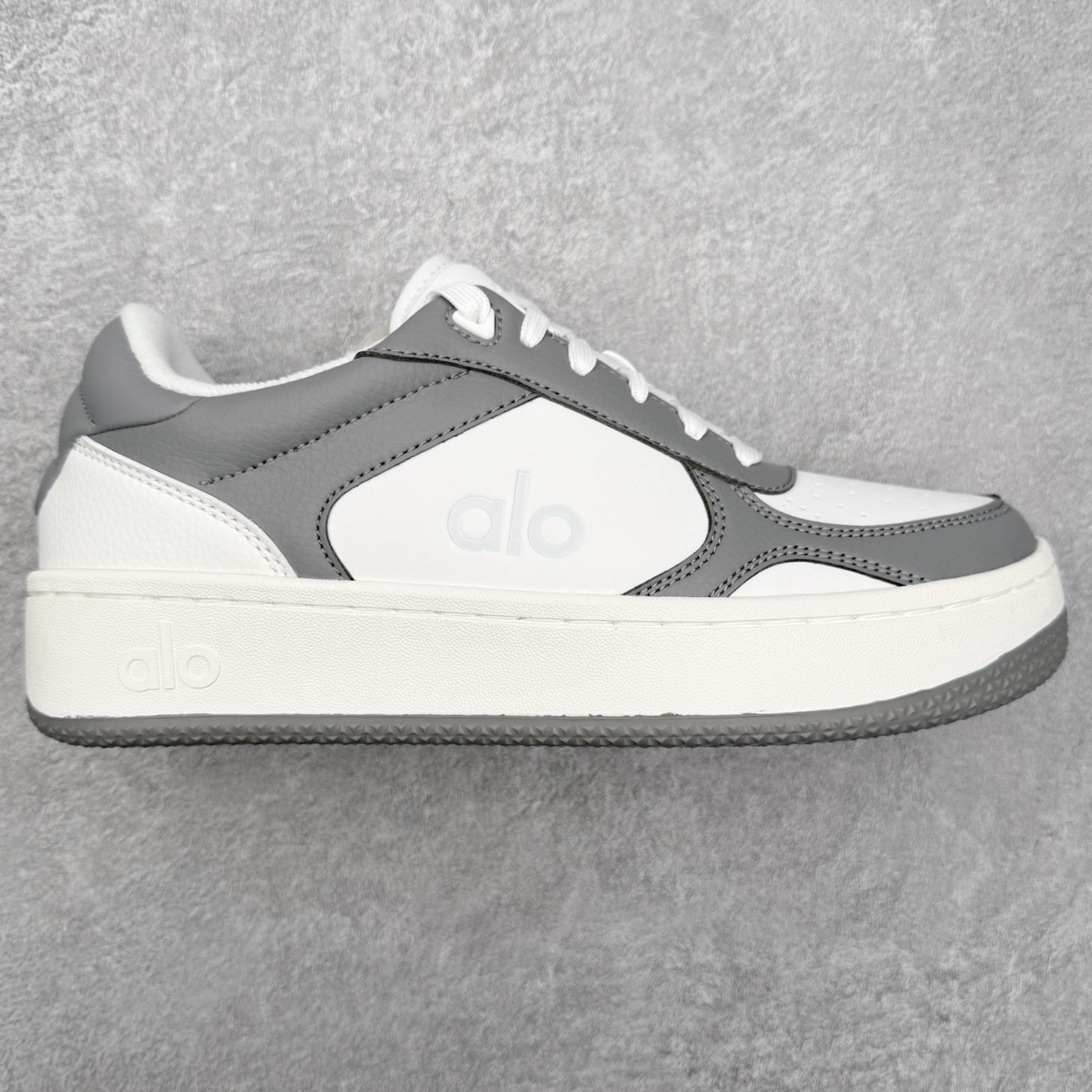 ＃福利特价 Alo yoga 易梦玲 Jisoo智秀 等多位明星同款上脚 主打各大平台外贸主推大厂采购原材料多处细节一步到位 生产细节 没得说 一款随意搭配的都好看的鞋子aIo采用增高4cm 主打熊猫色 春夏秋冬四季款 舒适简约板鞋 TPU防滑耐磨鞋底 #alo #alo女孩 #AIo #健身穿搭 #鞋子推荐 #板鞋 尺码：35 36 37 38 39 40 41 42 43 44 45-选品中心