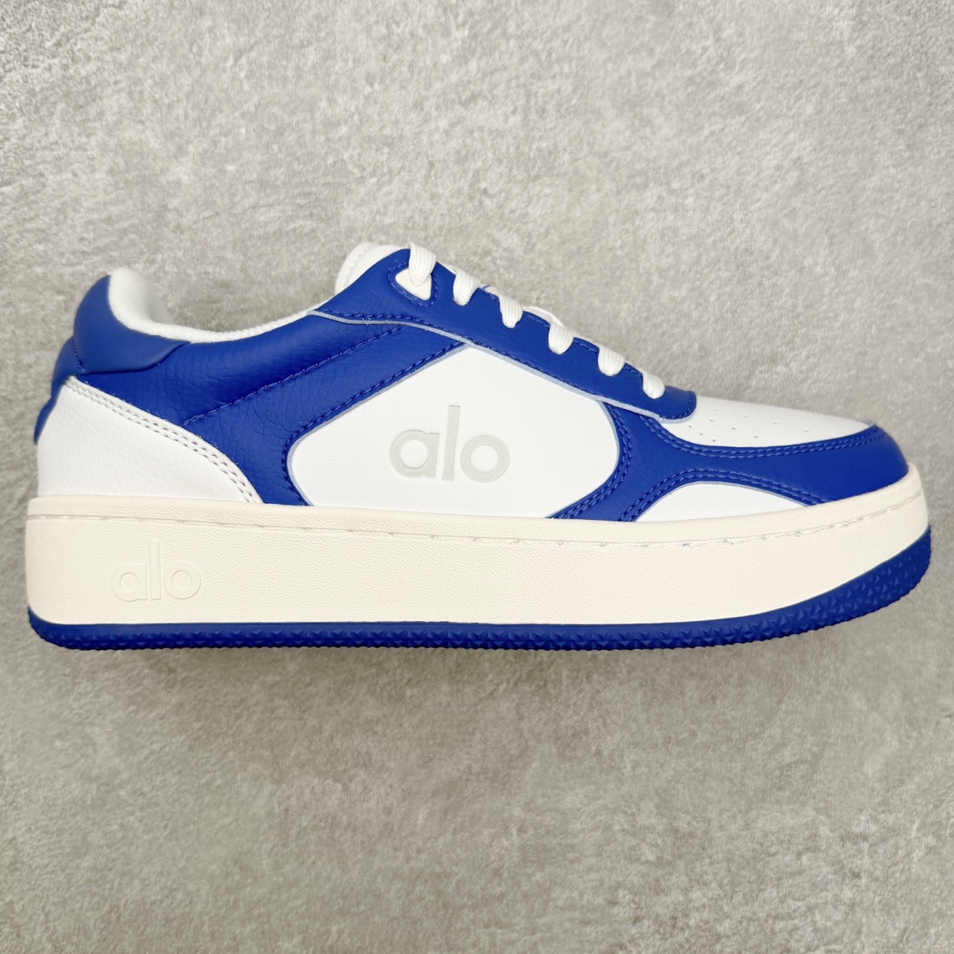 ＃福利特价 Alo yoga 易梦玲 Jisoo智秀 等多位明星同款上脚 主打各大平台外贸主推大厂采购原材料多处细节一步到位 生产细节 没得说 一款随意搭配的都好看的鞋子aIo采用增高4cm 主打熊猫色 春夏秋冬四季款 舒适简约板鞋 TPU防滑耐磨鞋底 #alo #alo女孩 #AIo #健身穿搭 #鞋子推荐 #板鞋 尺码：35 36 37 38 39 40 41 42 43 44 45-选品中心