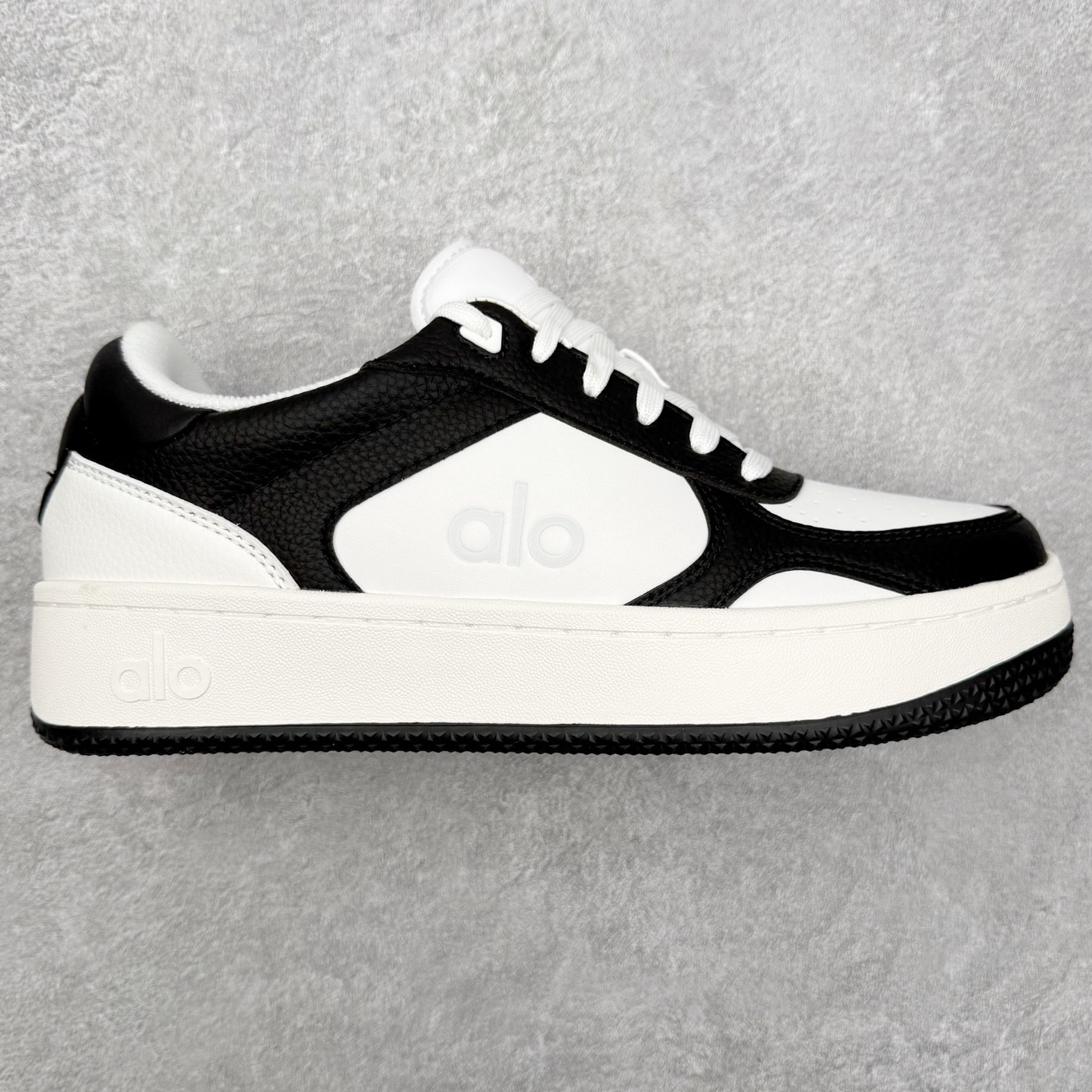 ＃福利特价 Alo yoga 易梦玲 Jisoo智秀 等多位明星同款上脚 主打各大平台外贸主推大厂采购原材料多处细节一步到位 生产细节 没得说 一款随意搭配的都好看的鞋子aIo采用增高4cm 主打熊猫色 春夏秋冬四季款 舒适简约板鞋 TPU防滑耐磨鞋底 #alo #alo女孩 #AIo #健身穿搭 #鞋子推荐 #板鞋 尺码：35 36 37 38 39 40 41 42 43 44 45-选品中心