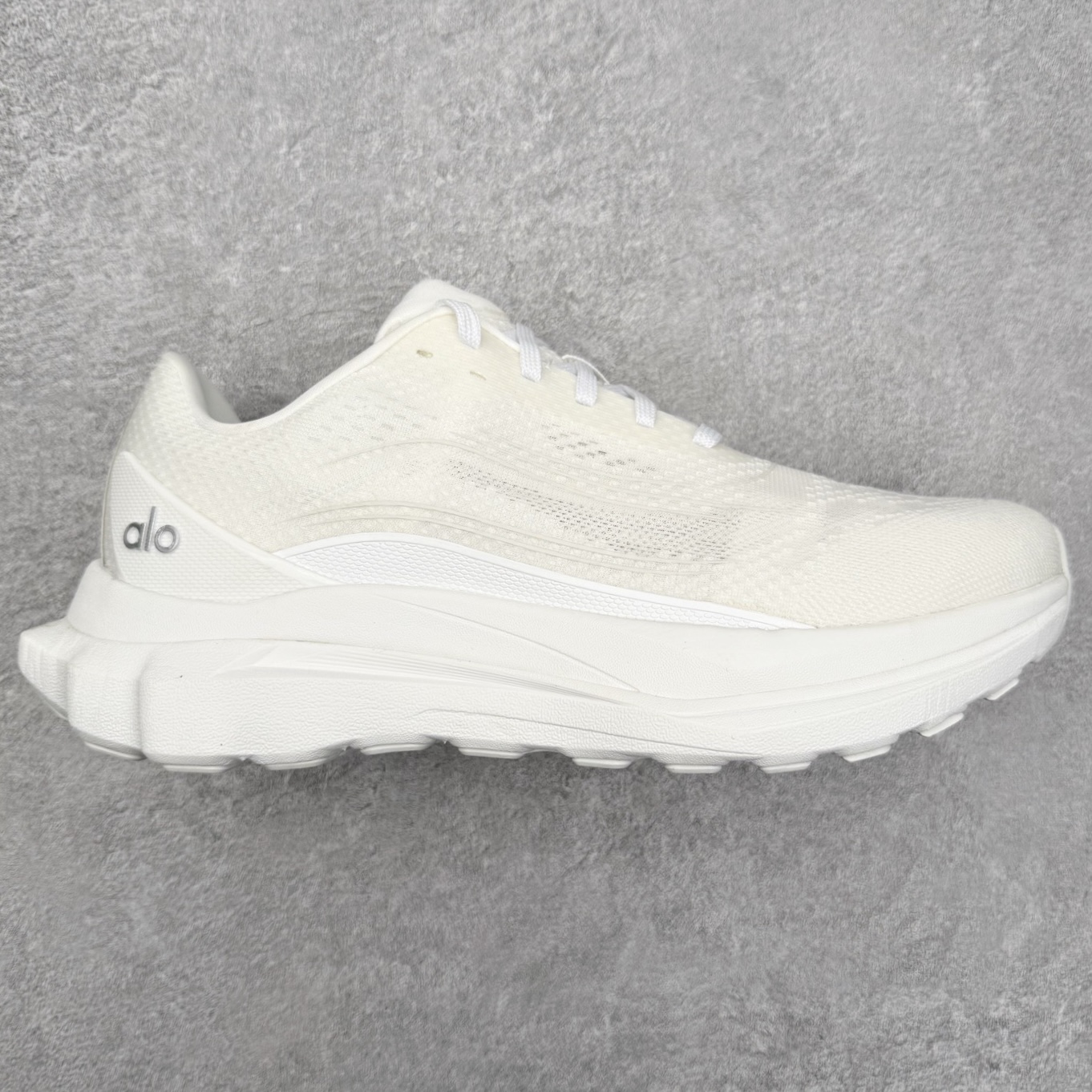 ＃福利特价 Alo yoga Alo Runner 舒适百搭防滑耐磨低帮跑步鞋 Alo Yoga于2007年创立于洛杉矶，意在传播有意识的运动，同时激发人们的健康意识与创造力。品牌的核心理念在于制作能够带来完美体验的瑜伽服饰与功能性单品，让有意识的运动触入并改变生活。Alo Yoga将其设计延伸到日常服饰概念，坚持不懈地捕捉当代时尚潮流，将品牌的运动美学理念、精致前卫的设计与舒适功能面料完美结合。与此同时，Alo Yoga的设计受到了时尚界人士与名人们的追捧，Talor Swift、Kendall Jenner等街拍照片中都曾出现品牌不同单品的身影。尺码：36 36.5 37.5 38 38.5 39 40 40.5 41 42 42.5 43 44 44.5 45-选品中心