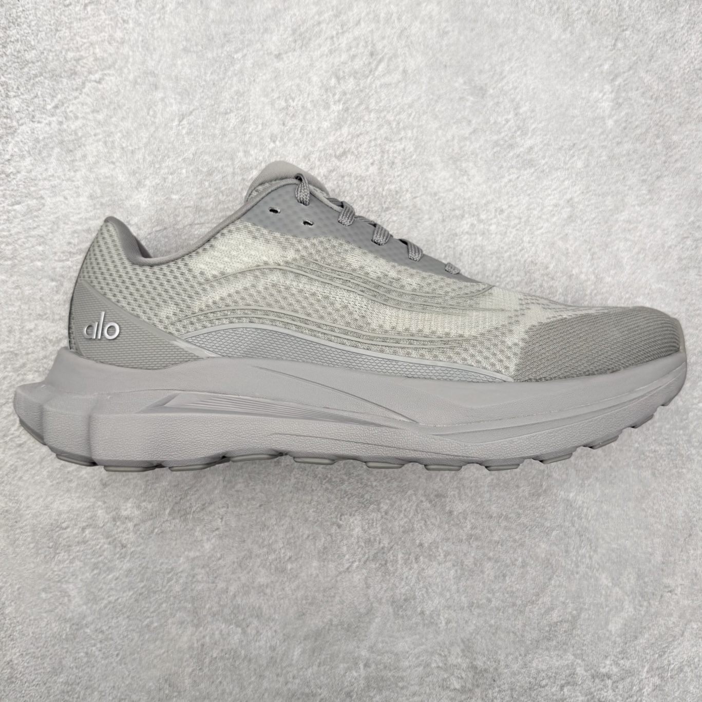 ＃福利特价 Alo yoga Alo Runner 舒适百搭防滑耐磨低帮跑步鞋 Alo Yoga于2007年创立于洛杉矶，意在传播有意识的运动，同时激发人们的健康意识与创造力。品牌的核心理念在于制作能够带来完美体验的瑜伽服饰与功能性单品，让有意识的运动触入并改变生活。Alo Yoga将其设计延伸到日常服饰概念，坚持不懈地捕捉当代时尚潮流，将品牌的运动美学理念、精致前卫的设计与舒适功能面料完美结合。与此同时，Alo Yoga的设计受到了时尚界人士与名人们的追捧，Talor Swift、Kendall Jenner等街拍照片中都曾出现品牌不同单品的身影。尺码：36 36.5 37.5 38 38.5 39 40 40.5 41 42 42.5 43 44 44.5 45-选品中心