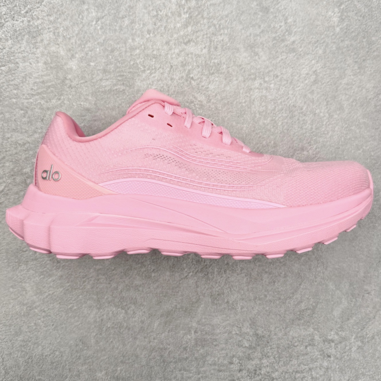 ＃福利特价 Alo yoga Alo Runner 舒适百搭防滑耐磨低帮跑步鞋 Alo Yoga于2007年创立于洛杉矶，意在传播有意识的运动，同时激发人们的健康意识与创造力。品牌的核心理念在于制作能够带来完美体验的瑜伽服饰与功能性单品，让有意识的运动触入并改变生活。Alo Yoga将其设计延伸到日常服饰概念，坚持不懈地捕捉当代时尚潮流，将品牌的运动美学理念、精致前卫的设计与舒适功能面料完美结合。与此同时，Alo Yoga的设计受到了时尚界人士与名人们的追捧，Talor Swift、Kendall Jenner等街拍照片中都曾出现品牌不同单品的身影。尺码：36 36.5 37.5 38 38.5 39 40 40.5 41 42 42.5 43 44 44.5 45-选品中心