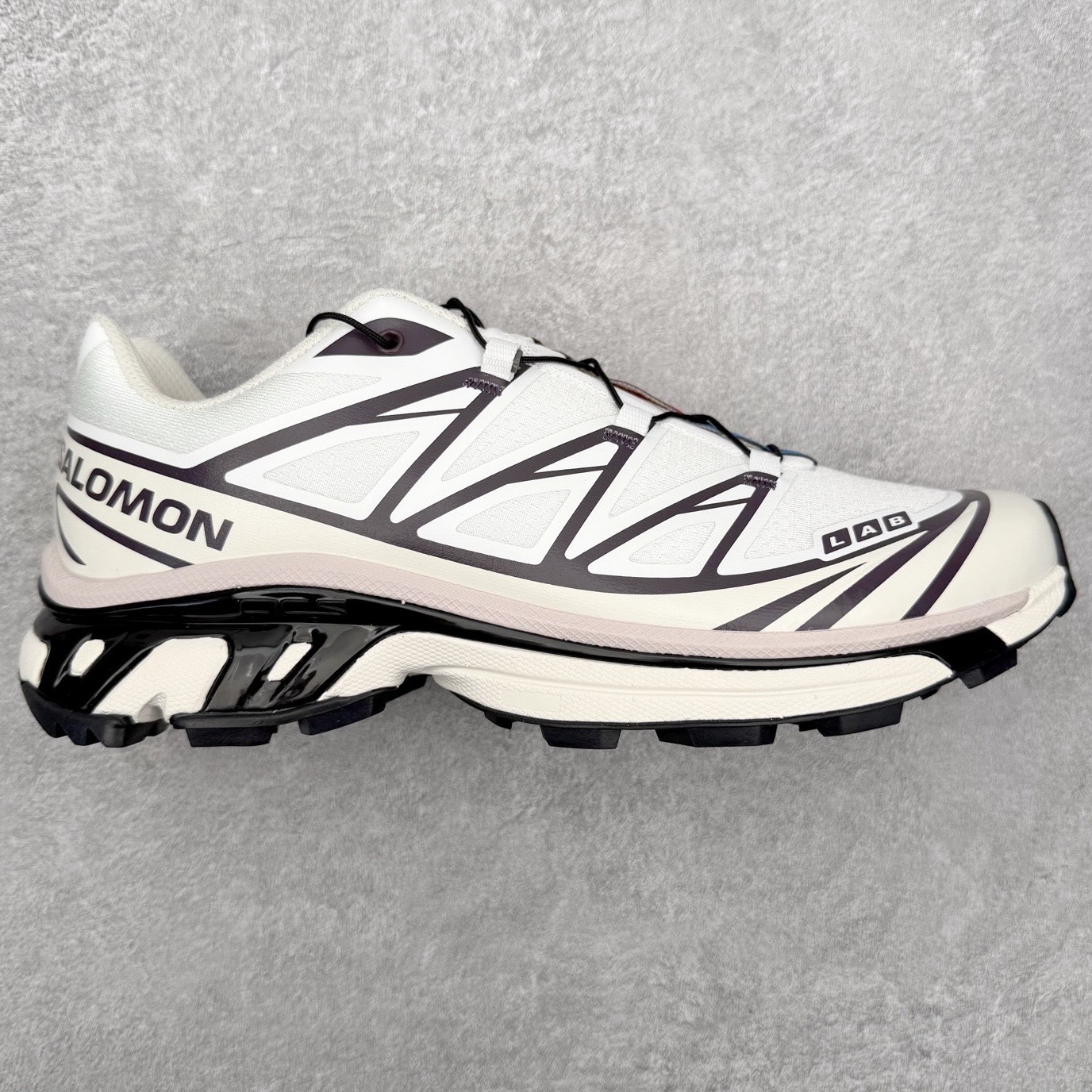 Salomon XT-6 萨洛蒙复古潮流户外机能登山跑鞋 纯原外贸平台特供订单 耗时半年巨作 全套原纸板楦头开发 原厂特供网布配套加持 确保原汁原味 完美呈现版型 原档数据独家私模五层组合大底 男女鞋同步官方开发至46.5 原装Ortholite轻量化鞋垫 中底布带钢印编号 原厂TPU锁扣 进口港宝加持 后跟自然饱满 还原公司包裹性 鞋面以“锯齿”状的包裹系统呈现 在基色底之下加入了各种色点缀 将公司的最新技术和时尚前卫的造型融入耐用的长跑款式中 鞋面由 TPU 薄膜制成 并焊接在高耐磨网眼上 使其既时尚又坚固 由 ACS底盘支撑 可增强稳定性和支撑力 以及由橡胶凸耳 Contragrip外底覆盖的 EVA 缓冲中底 旨在应对崎岖的地形 鞋舌上的彩色Salomon 标签、Quicklace 系统以及鞋头、鞋舌和鞋跟上的附加品牌使细节更加完美 让穿着者可以轻松驾驭户外与通勤下的任何运动生活场景 无缝鞋身户外随意纵横 颜值与脚感兼备 出街通勤 绝对非常吸睛 你值得拥有 尺码：36 36.5 37.5 38 38.5 39 40 40.5 41 42 42.5 43 44 44.5 45 注意：偏小1码-选品中心