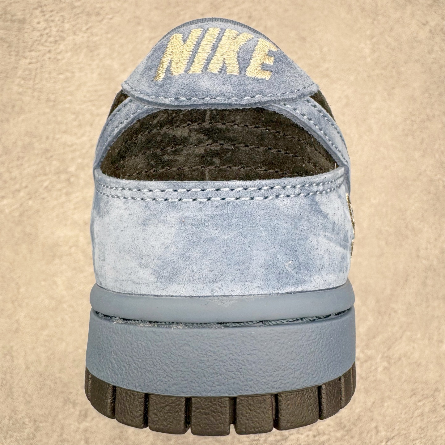 图片[8]-＃YC纯原 Supreme x Nk Dunk SB Dunk Low 舒适 防滑耐磨低帮板鞋 男女同款 联名美国限定黑蓝 HQ8487-400 毫无疑问市场中端王者 实力大厂出品 新配色陆续开发 利润个位数只为口碑 全套原纸板楦头开发 确保原汁原味 完美呈现DUNK版型 一比一鞋头弧度高度鞋身弧度 此版本只针对中端市场 皮料材质有所更替 其他数据细节工艺流程均保持一致 绝不口嗨 细节品控鞋型随意对比 独家私模官方第六代原厂航空铝磨具打磨大底 鞋头坡度极致还原 无解鞋型 原盒原配 圈内天花板工艺 原厂玻璃冲刀 超高清洁度 全鞋零毛边皮料切割 原厂中底布点胶 中底布拉帮走线遵循公司 尺码：40 40.5 41 42 42.5 43 44 44.5 45 46-选品中心