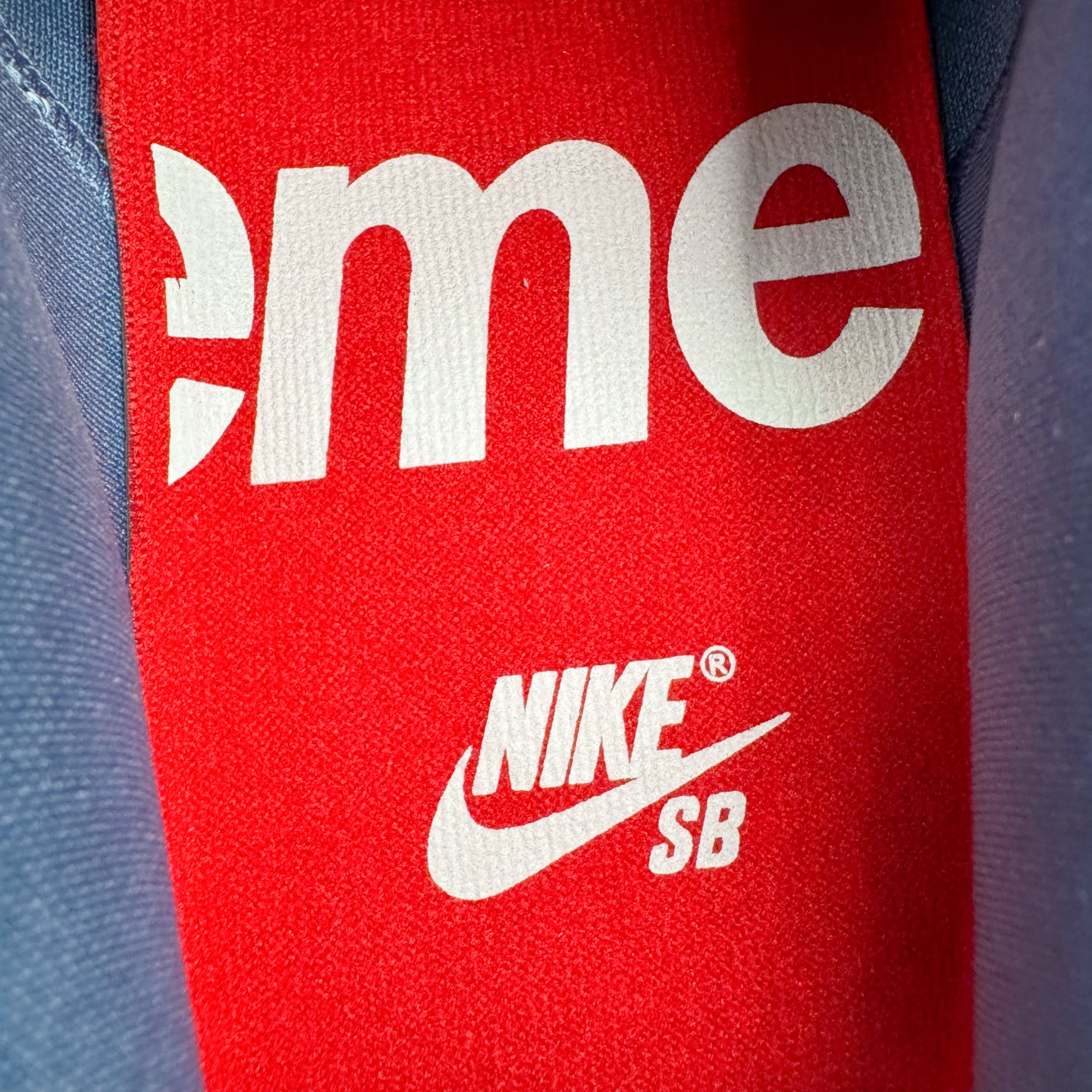 图片[12]-＃YC纯原 Supreme x Nk Dunk SB Dunk Low 舒适 防滑耐磨低帮板鞋 男女同款 联名美国限定黑蓝 HQ8487-400 毫无疑问市场中端王者 实力大厂出品 新配色陆续开发 利润个位数只为口碑 全套原纸板楦头开发 确保原汁原味 完美呈现DUNK版型 一比一鞋头弧度高度鞋身弧度 此版本只针对中端市场 皮料材质有所更替 其他数据细节工艺流程均保持一致 绝不口嗨 细节品控鞋型随意对比 独家私模官方第六代原厂航空铝磨具打磨大底 鞋头坡度极致还原 无解鞋型 原盒原配 圈内天花板工艺 原厂玻璃冲刀 超高清洁度 全鞋零毛边皮料切割 原厂中底布点胶 中底布拉帮走线遵循公司 尺码：40 40.5 41 42 42.5 43 44 44.5 45 46-选品中心