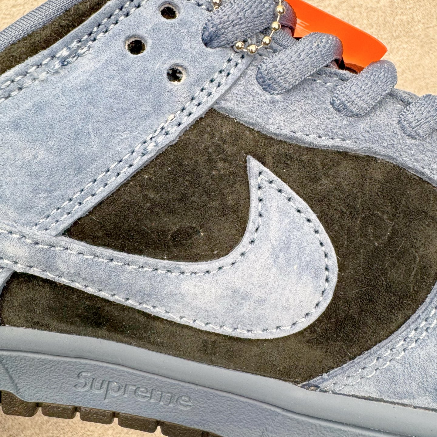 图片[19]-＃YC纯原 Supreme x Nk Dunk SB Dunk Low 舒适 防滑耐磨低帮板鞋 男女同款 联名美国限定黑蓝 HQ8487-400 毫无疑问市场中端王者 实力大厂出品 新配色陆续开发 利润个位数只为口碑 全套原纸板楦头开发 确保原汁原味 完美呈现DUNK版型 一比一鞋头弧度高度鞋身弧度 此版本只针对中端市场 皮料材质有所更替 其他数据细节工艺流程均保持一致 绝不口嗨 细节品控鞋型随意对比 独家私模官方第六代原厂航空铝磨具打磨大底 鞋头坡度极致还原 无解鞋型 原盒原配 圈内天花板工艺 原厂玻璃冲刀 超高清洁度 全鞋零毛边皮料切割 原厂中底布点胶 中底布拉帮走线遵循公司 尺码：40 40.5 41 42 42.5 43 44 44.5 45 46-选品中心