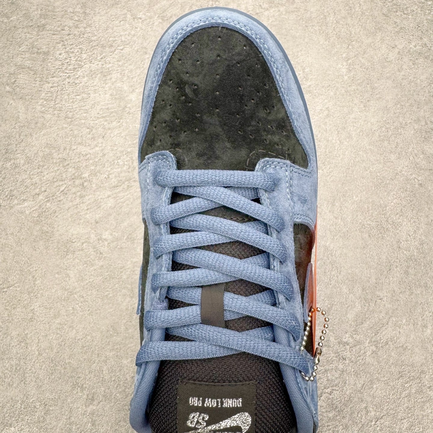 图片[4]-＃YC纯原 Supreme x Nk Dunk SB Dunk Low 舒适 防滑耐磨低帮板鞋 男女同款 联名美国限定黑蓝 HQ8487-400 毫无疑问市场中端王者 实力大厂出品 新配色陆续开发 利润个位数只为口碑 全套原纸板楦头开发 确保原汁原味 完美呈现DUNK版型 一比一鞋头弧度高度鞋身弧度 此版本只针对中端市场 皮料材质有所更替 其他数据细节工艺流程均保持一致 绝不口嗨 细节品控鞋型随意对比 独家私模官方第六代原厂航空铝磨具打磨大底 鞋头坡度极致还原 无解鞋型 原盒原配 圈内天花板工艺 原厂玻璃冲刀 超高清洁度 全鞋零毛边皮料切割 原厂中底布点胶 中底布拉帮走线遵循公司 尺码：40 40.5 41 42 42.5 43 44 44.5 45 46-选品中心