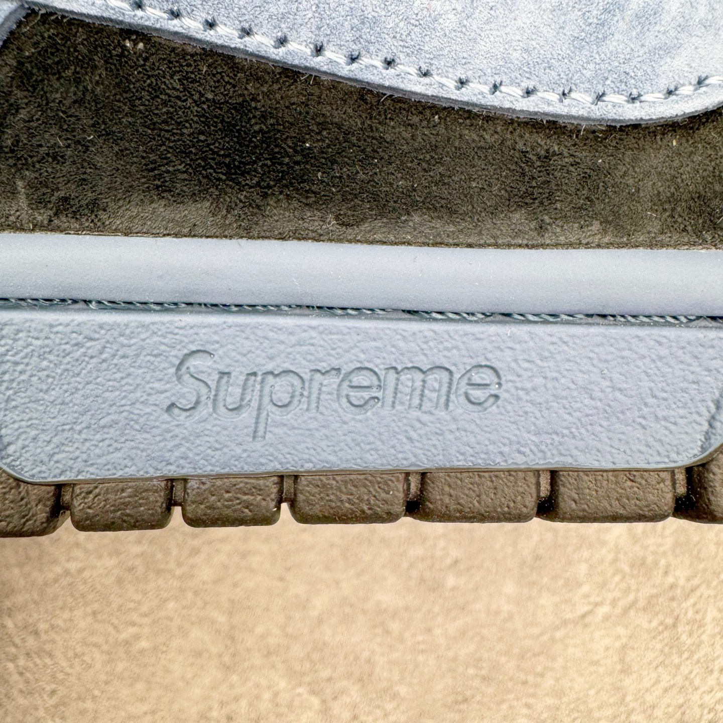 图片[18]-＃YC纯原 Supreme x Nk Dunk SB Dunk Low 舒适 防滑耐磨低帮板鞋 男女同款 联名美国限定黑蓝 HQ8487-400 毫无疑问市场中端王者 实力大厂出品 新配色陆续开发 利润个位数只为口碑 全套原纸板楦头开发 确保原汁原味 完美呈现DUNK版型 一比一鞋头弧度高度鞋身弧度 此版本只针对中端市场 皮料材质有所更替 其他数据细节工艺流程均保持一致 绝不口嗨 细节品控鞋型随意对比 独家私模官方第六代原厂航空铝磨具打磨大底 鞋头坡度极致还原 无解鞋型 原盒原配 圈内天花板工艺 原厂玻璃冲刀 超高清洁度 全鞋零毛边皮料切割 原厂中底布点胶 中底布拉帮走线遵循公司 尺码：40 40.5 41 42 42.5 43 44 44.5 45 46-选品中心