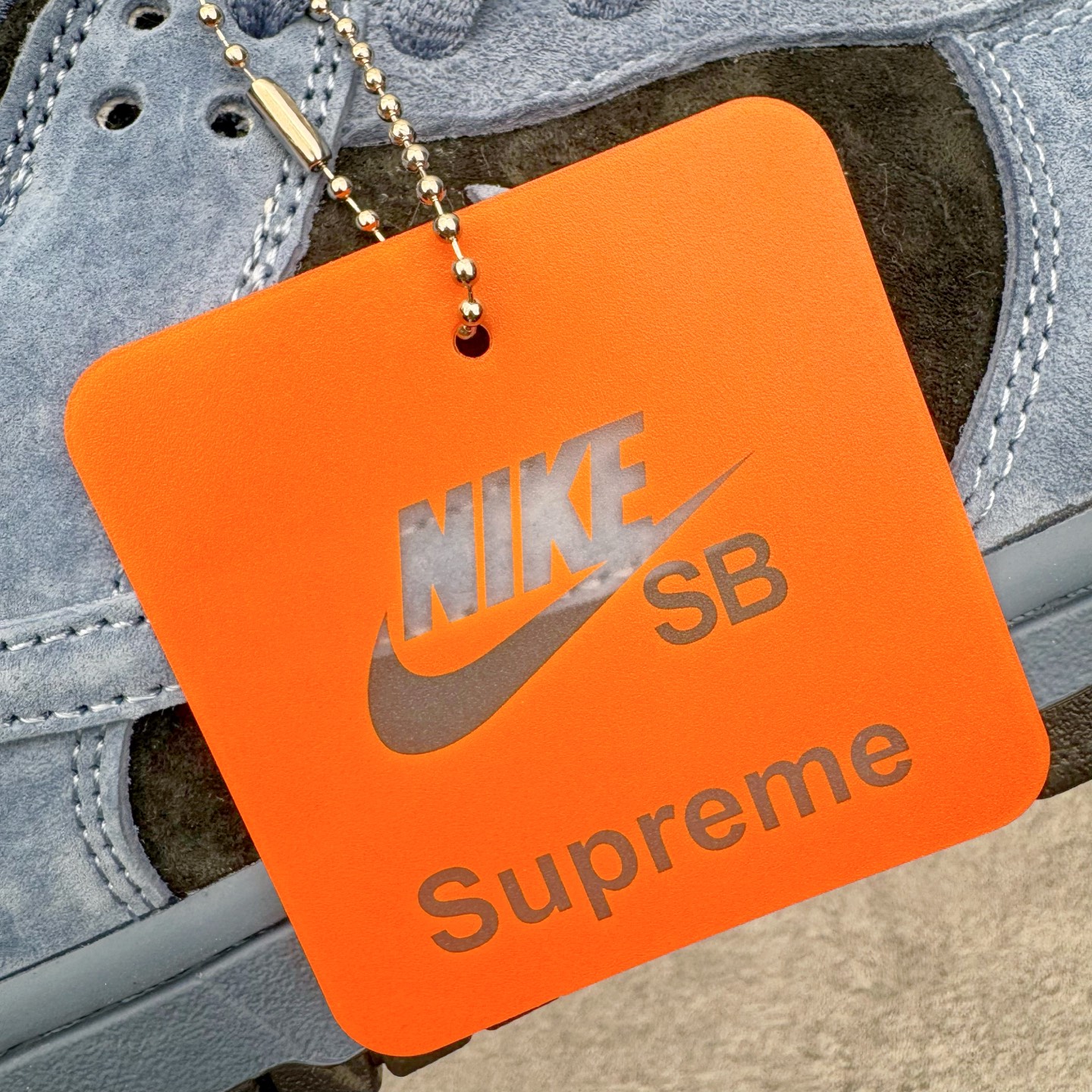 图片[14]-＃YC纯原 Supreme x Nk Dunk SB Dunk Low 舒适 防滑耐磨低帮板鞋 男女同款 联名美国限定黑蓝 HQ8487-400 毫无疑问市场中端王者 实力大厂出品 新配色陆续开发 利润个位数只为口碑 全套原纸板楦头开发 确保原汁原味 完美呈现DUNK版型 一比一鞋头弧度高度鞋身弧度 此版本只针对中端市场 皮料材质有所更替 其他数据细节工艺流程均保持一致 绝不口嗨 细节品控鞋型随意对比 独家私模官方第六代原厂航空铝磨具打磨大底 鞋头坡度极致还原 无解鞋型 原盒原配 圈内天花板工艺 原厂玻璃冲刀 超高清洁度 全鞋零毛边皮料切割 原厂中底布点胶 中底布拉帮走线遵循公司 尺码：40 40.5 41 42 42.5 43 44 44.5 45 46-选品中心