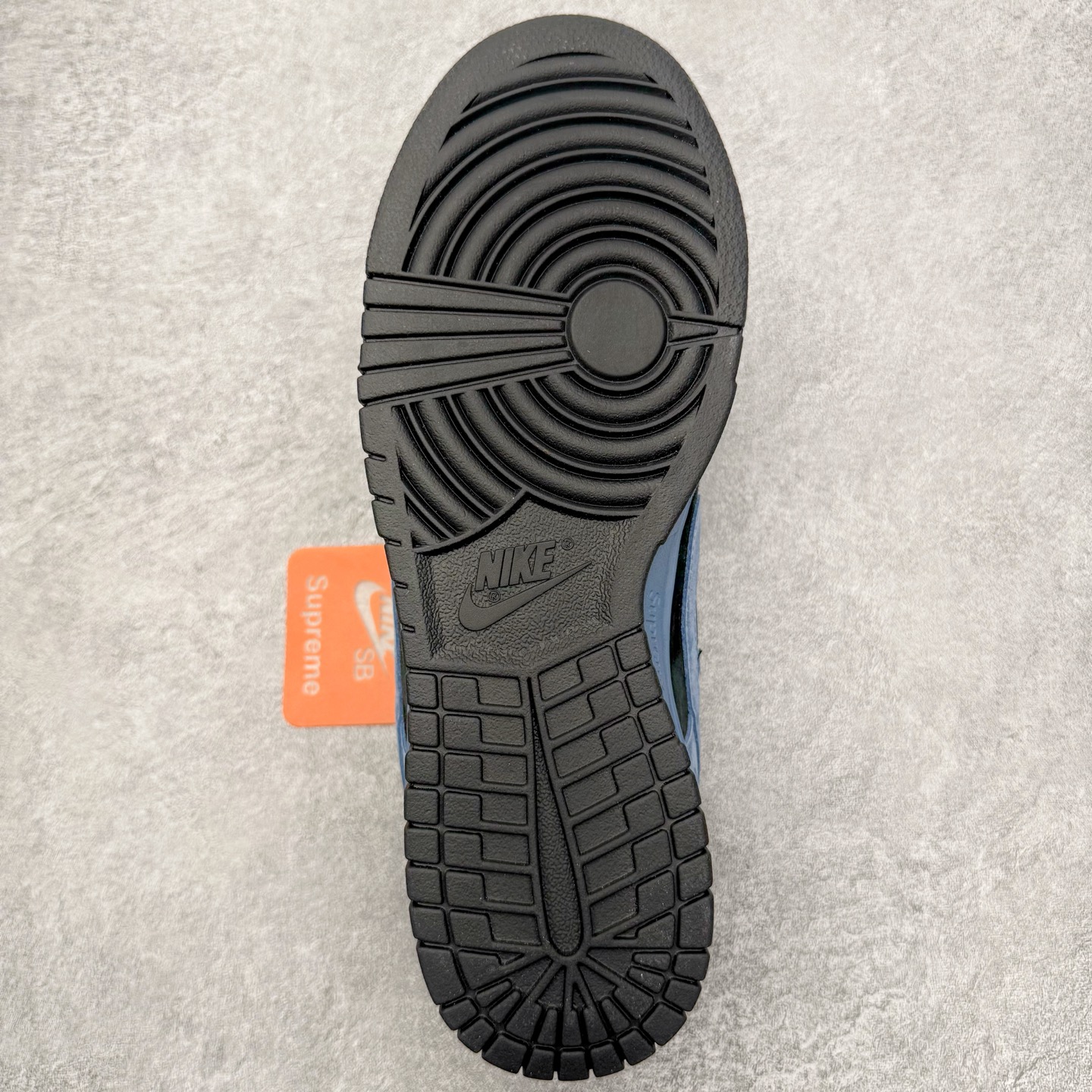 图片[9]-＃YC纯原 Supreme x Nk Dunk SB Dunk Low 舒适 防滑耐磨低帮板鞋 男女同款 联名美国限定黑蓝 HQ8487-400 毫无疑问市场中端王者 实力大厂出品 新配色陆续开发 利润个位数只为口碑 全套原纸板楦头开发 确保原汁原味 完美呈现DUNK版型 一比一鞋头弧度高度鞋身弧度 此版本只针对中端市场 皮料材质有所更替 其他数据细节工艺流程均保持一致 绝不口嗨 细节品控鞋型随意对比 独家私模官方第六代原厂航空铝磨具打磨大底 鞋头坡度极致还原 无解鞋型 原盒原配 圈内天花板工艺 原厂玻璃冲刀 超高清洁度 全鞋零毛边皮料切割 原厂中底布点胶 中底布拉帮走线遵循公司 尺码：40 40.5 41 42 42.5 43 44 44.5 45 46-选品中心