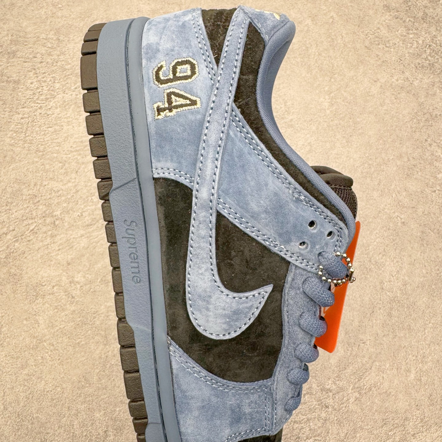 图片[6]-＃YC纯原 Supreme x Nk Dunk SB Dunk Low 舒适 防滑耐磨低帮板鞋 男女同款 联名美国限定黑蓝 HQ8487-400 毫无疑问市场中端王者 实力大厂出品 新配色陆续开发 利润个位数只为口碑 全套原纸板楦头开发 确保原汁原味 完美呈现DUNK版型 一比一鞋头弧度高度鞋身弧度 此版本只针对中端市场 皮料材质有所更替 其他数据细节工艺流程均保持一致 绝不口嗨 细节品控鞋型随意对比 独家私模官方第六代原厂航空铝磨具打磨大底 鞋头坡度极致还原 无解鞋型 原盒原配 圈内天花板工艺 原厂玻璃冲刀 超高清洁度 全鞋零毛边皮料切割 原厂中底布点胶 中底布拉帮走线遵循公司 尺码：40 40.5 41 42 42.5 43 44 44.5 45 46-选品中心