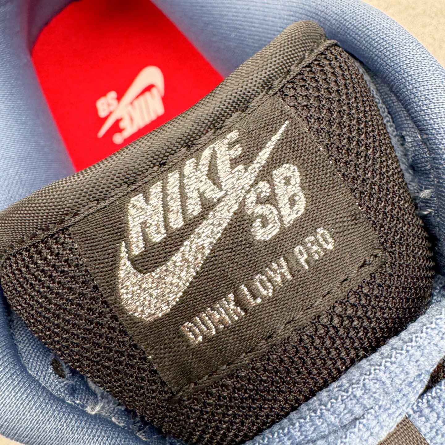 图片[13]-＃YC纯原 Supreme x Nk Dunk SB Dunk Low 舒适 防滑耐磨低帮板鞋 男女同款 联名美国限定黑蓝 HQ8487-400 毫无疑问市场中端王者 实力大厂出品 新配色陆续开发 利润个位数只为口碑 全套原纸板楦头开发 确保原汁原味 完美呈现DUNK版型 一比一鞋头弧度高度鞋身弧度 此版本只针对中端市场 皮料材质有所更替 其他数据细节工艺流程均保持一致 绝不口嗨 细节品控鞋型随意对比 独家私模官方第六代原厂航空铝磨具打磨大底 鞋头坡度极致还原 无解鞋型 原盒原配 圈内天花板工艺 原厂玻璃冲刀 超高清洁度 全鞋零毛边皮料切割 原厂中底布点胶 中底布拉帮走线遵循公司 尺码：40 40.5 41 42 42.5 43 44 44.5 45 46-选品中心