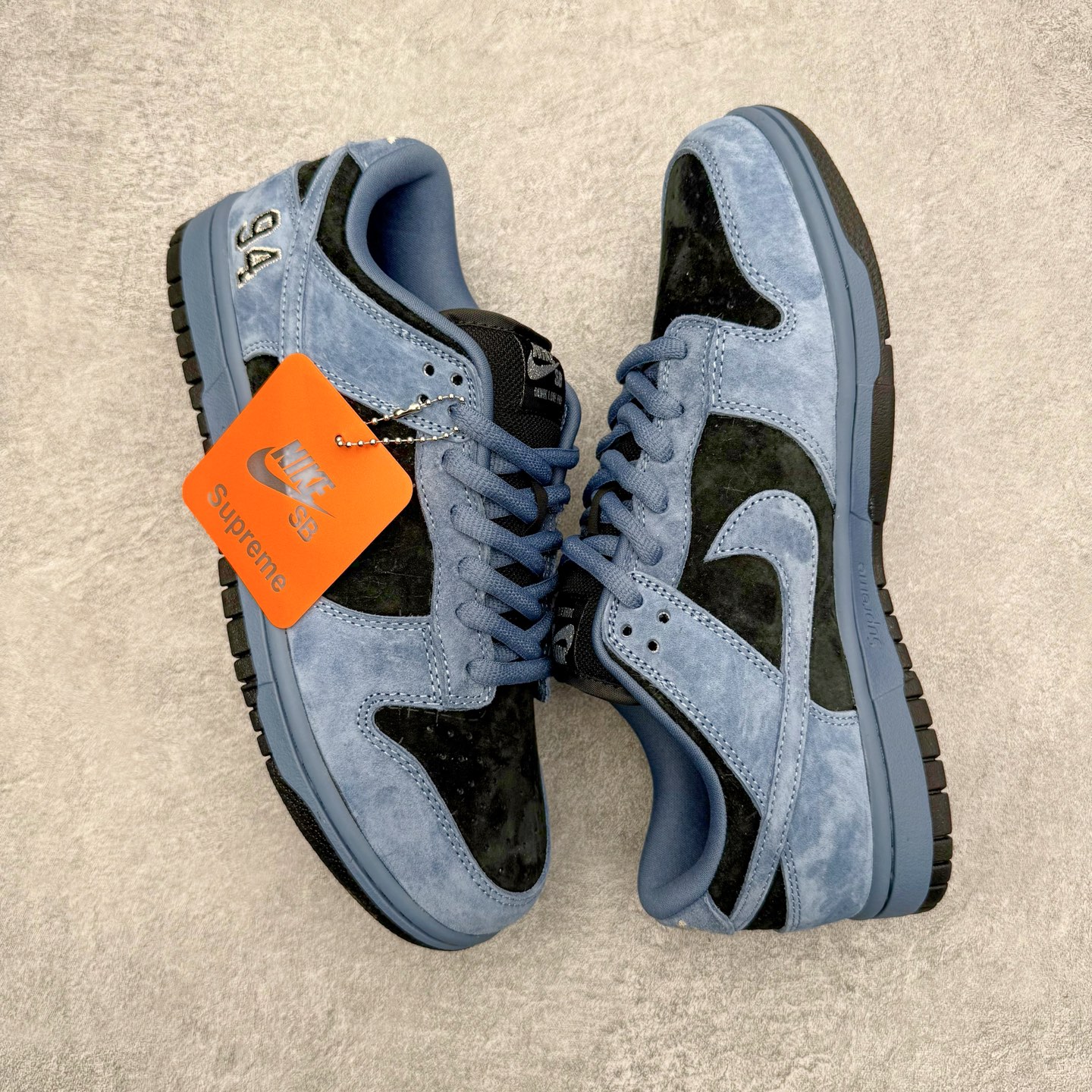 图片[3]-＃YC纯原 Supreme x Nk Dunk SB Dunk Low 舒适 防滑耐磨低帮板鞋 男女同款 联名美国限定黑蓝 HQ8487-400 毫无疑问市场中端王者 实力大厂出品 新配色陆续开发 利润个位数只为口碑 全套原纸板楦头开发 确保原汁原味 完美呈现DUNK版型 一比一鞋头弧度高度鞋身弧度 此版本只针对中端市场 皮料材质有所更替 其他数据细节工艺流程均保持一致 绝不口嗨 细节品控鞋型随意对比 独家私模官方第六代原厂航空铝磨具打磨大底 鞋头坡度极致还原 无解鞋型 原盒原配 圈内天花板工艺 原厂玻璃冲刀 超高清洁度 全鞋零毛边皮料切割 原厂中底布点胶 中底布拉帮走线遵循公司 尺码：40 40.5 41 42 42.5 43 44 44.5 45 46-选品中心